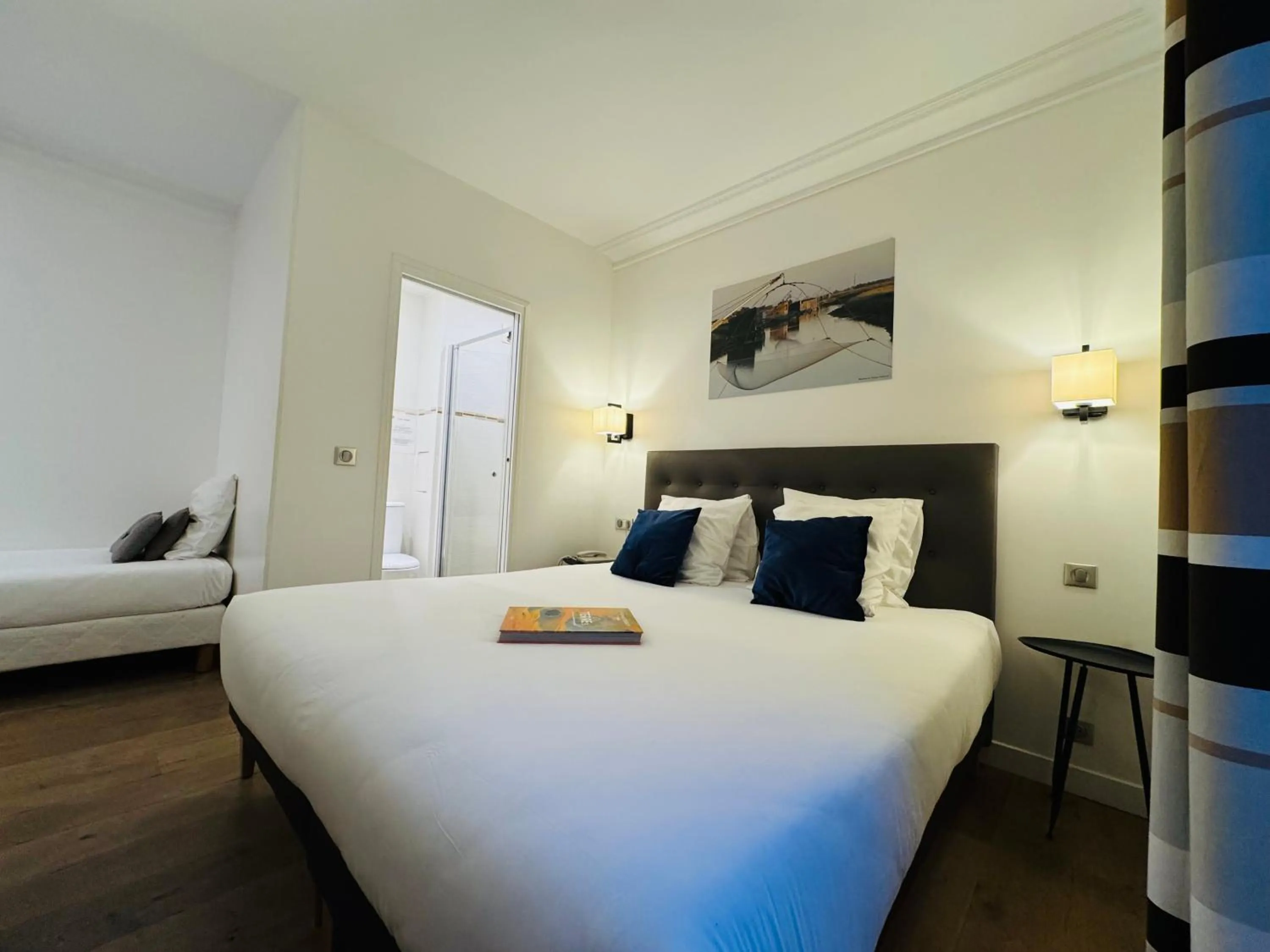 Photo of the whole room, Bed in L'Amiral