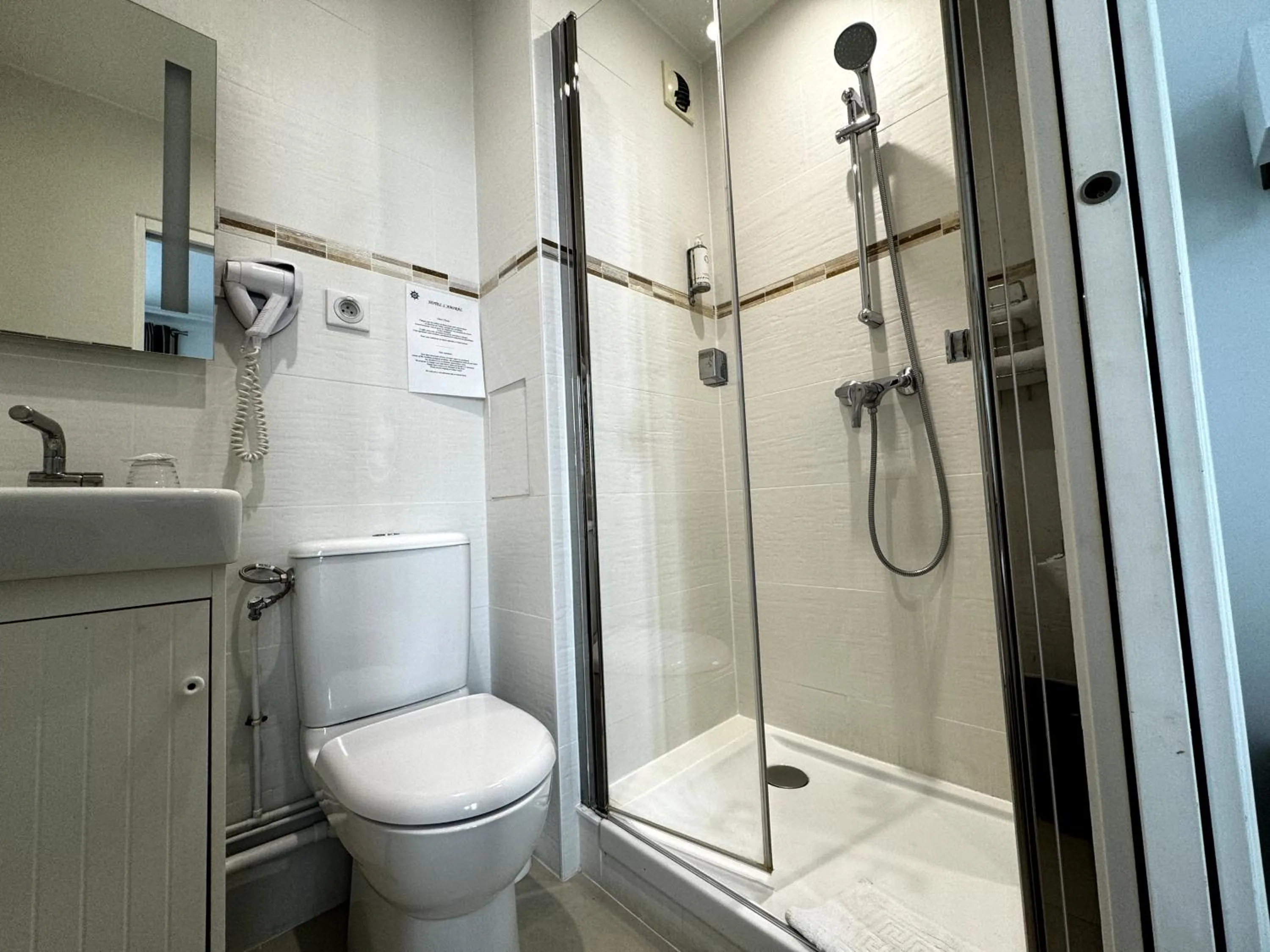 Bathroom in L'Amiral