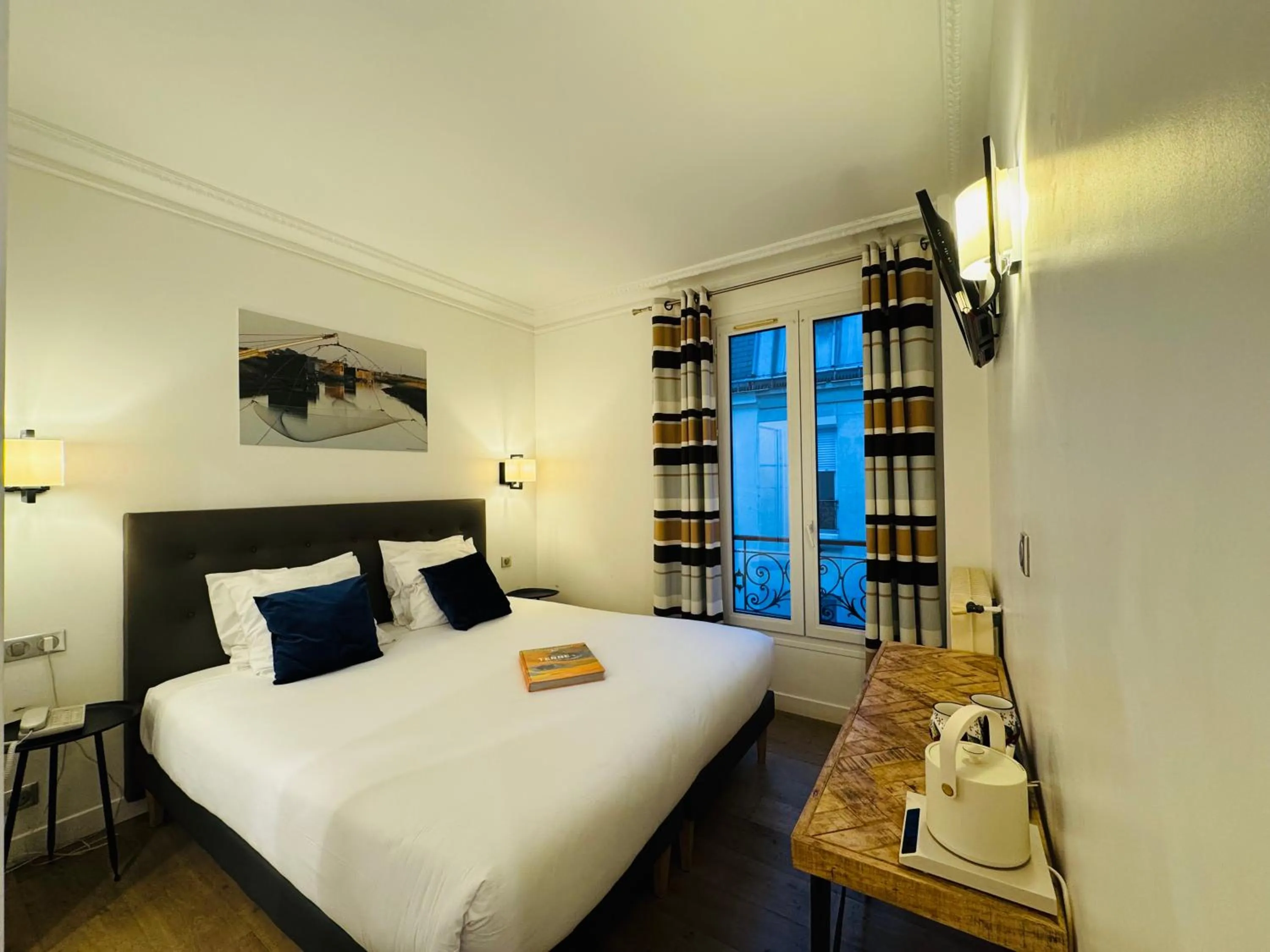 Photo of the whole room, Bed in L'Amiral