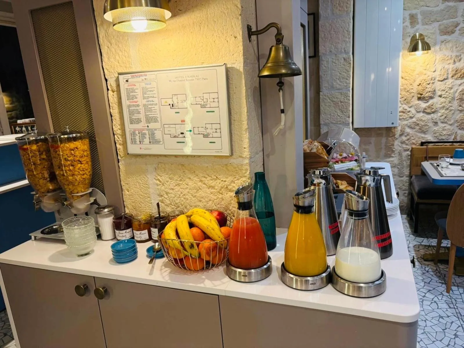 Breakfast in Hôtel L'Amiral