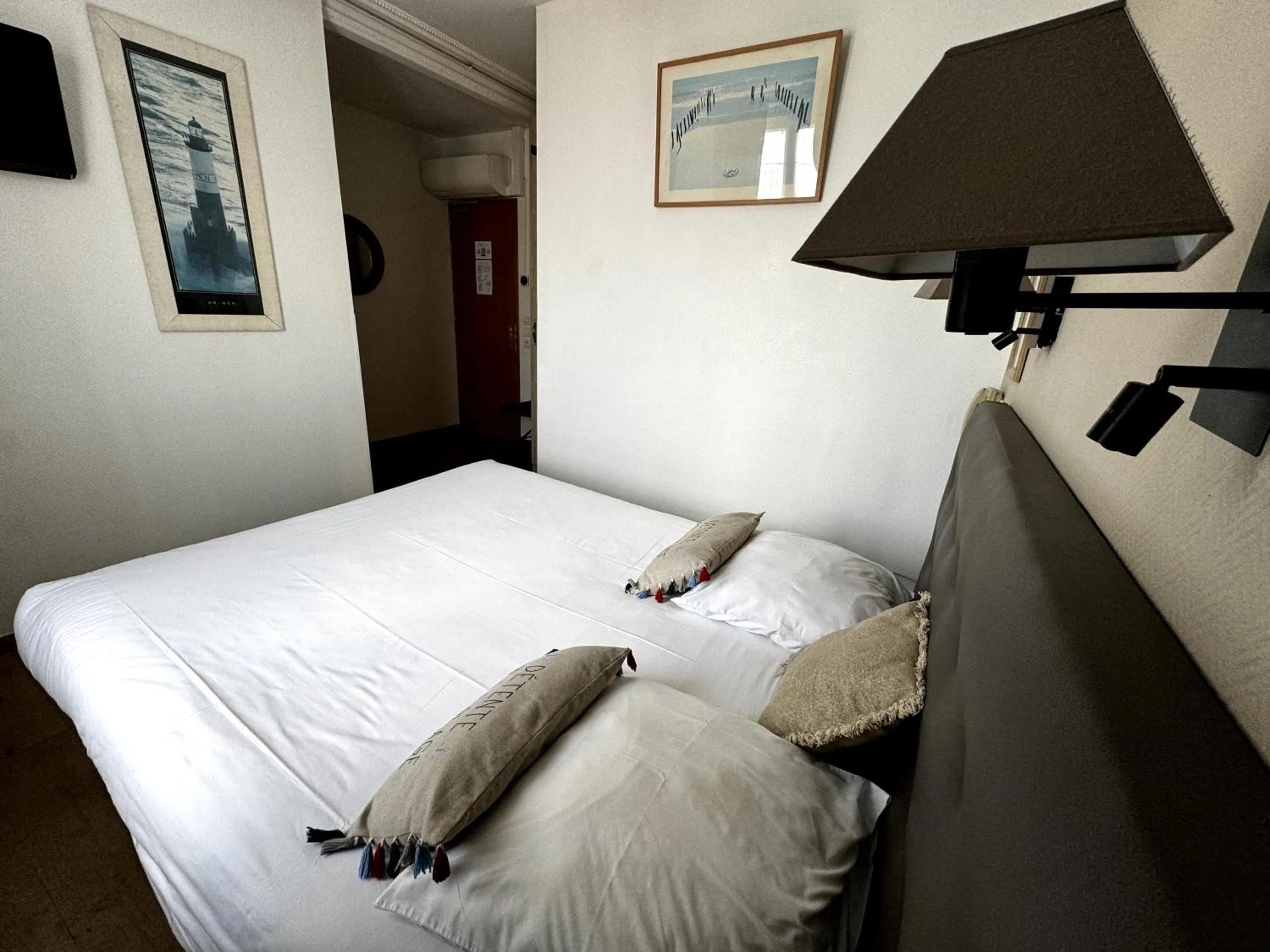 Photo of the whole room, Bed in L'Amiral