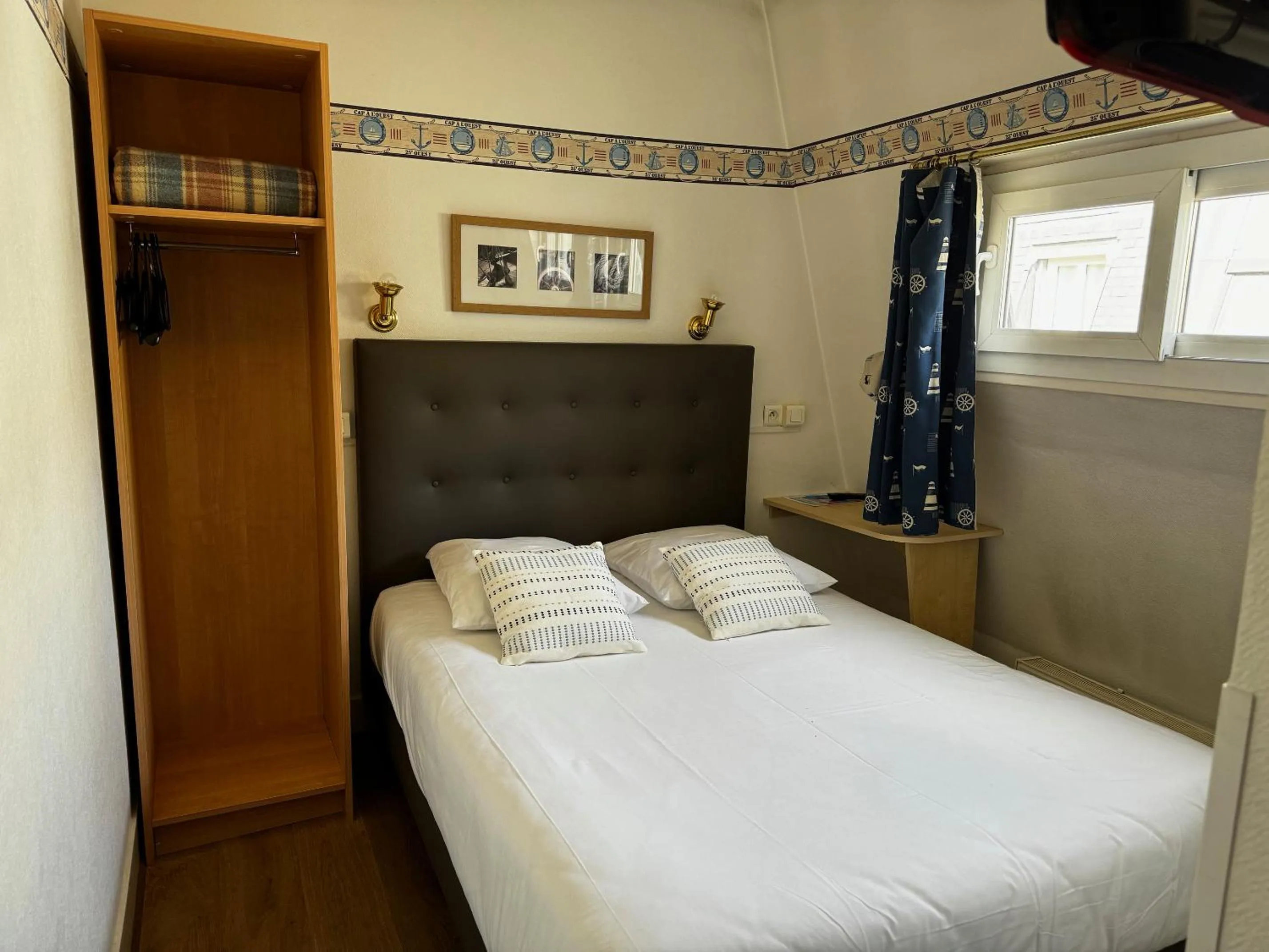 Photo of the whole room, Bed in L'Amiral