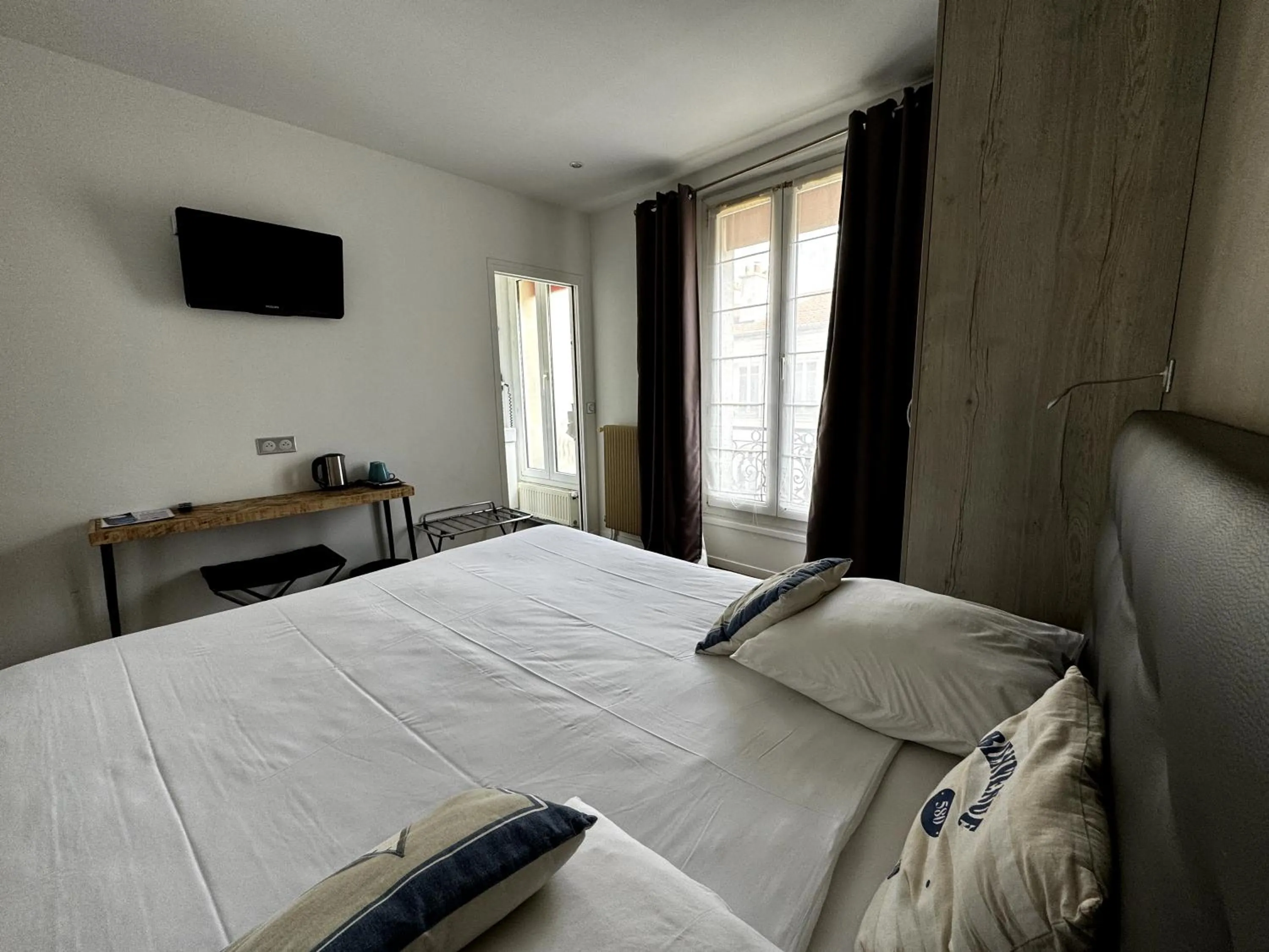 Photo of the whole room, Bed in L'Amiral