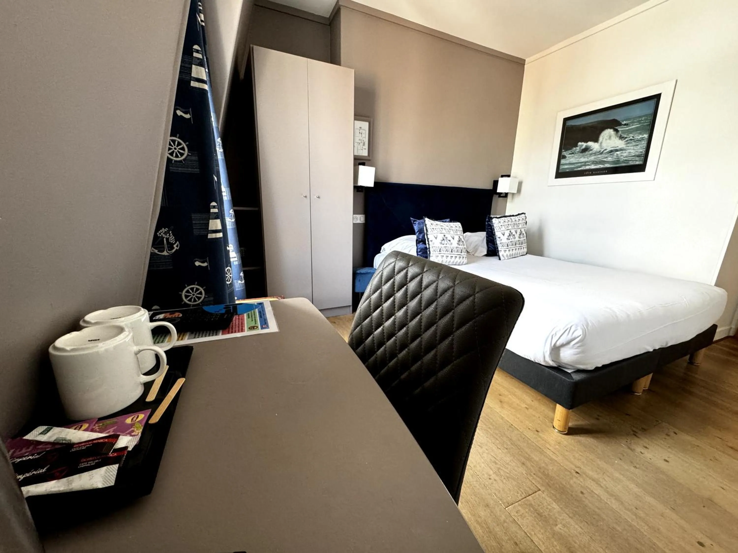 Seating area, Bed in L'Amiral