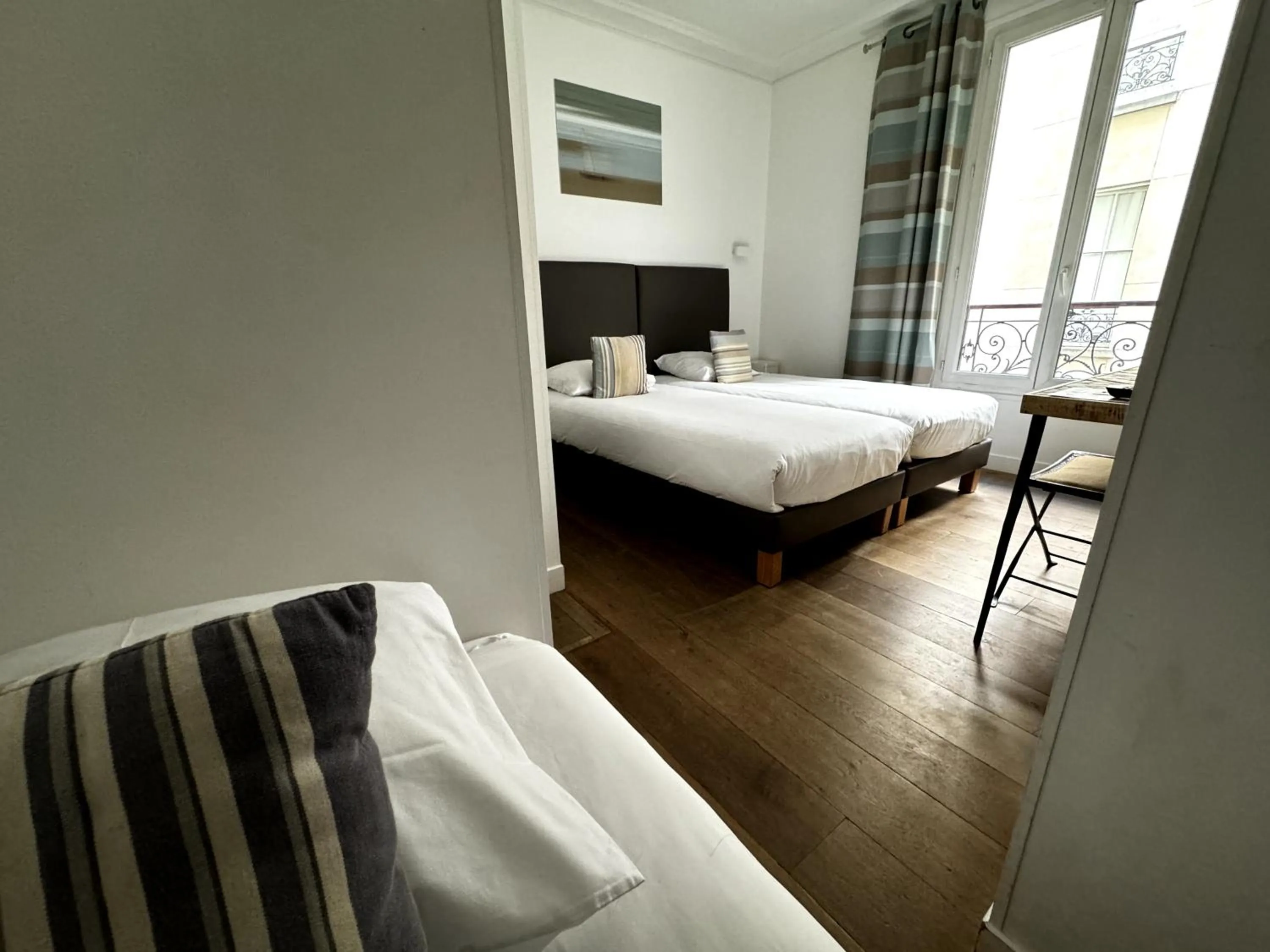 Photo of the whole room, Bed in L'Amiral