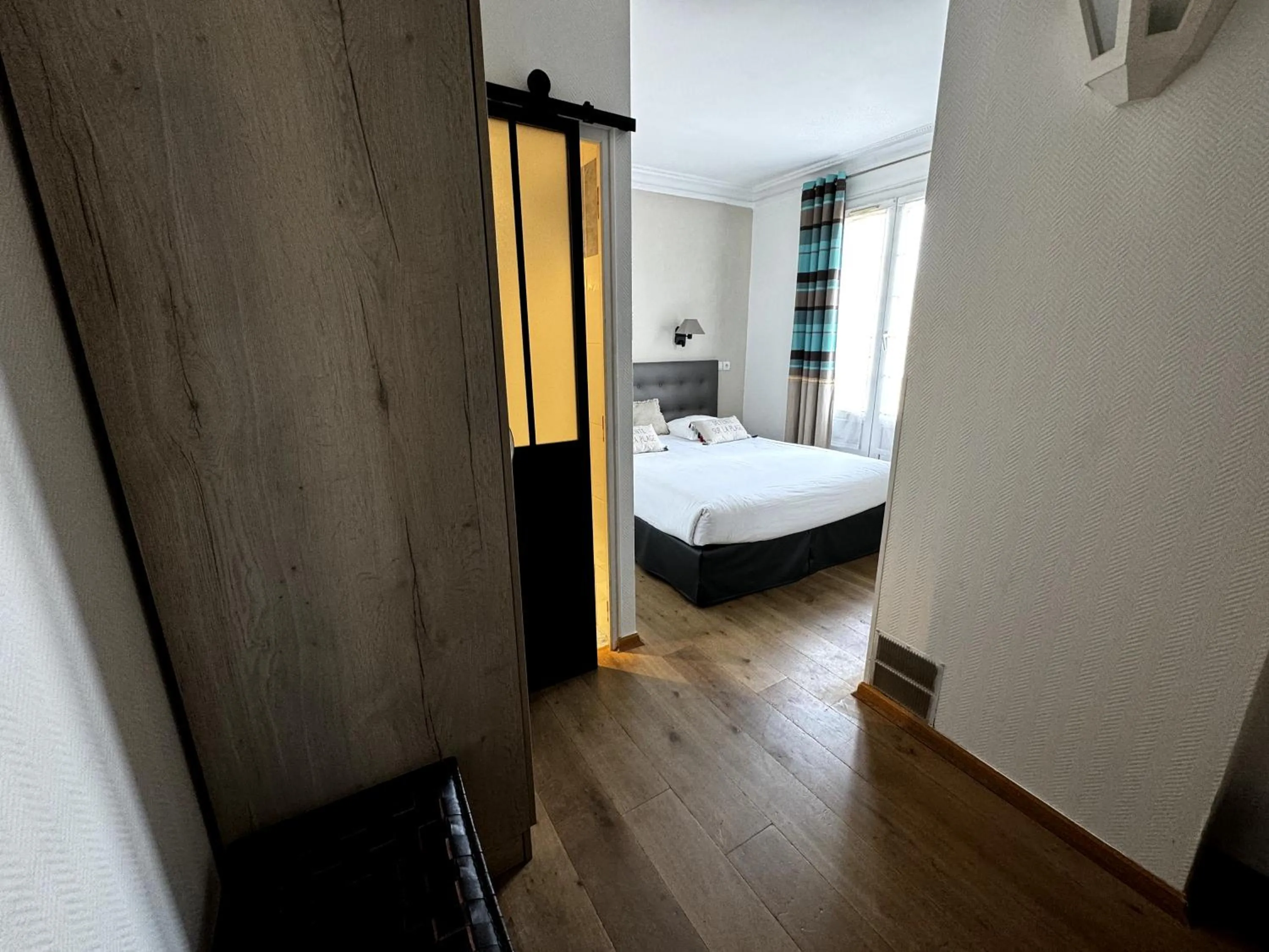 Photo of the whole room, Bed in L'Amiral