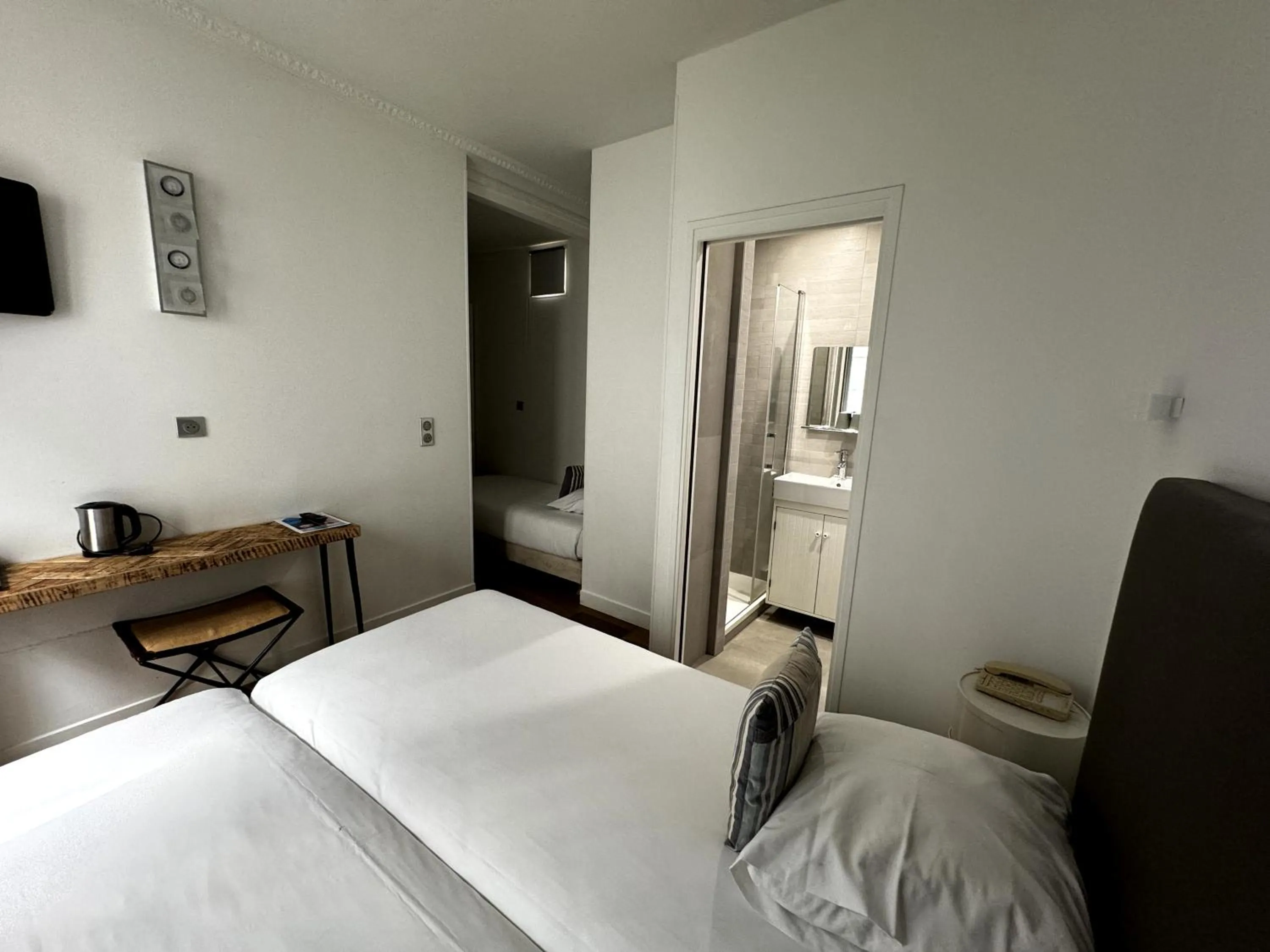 Photo of the whole room, Bed in L'Amiral