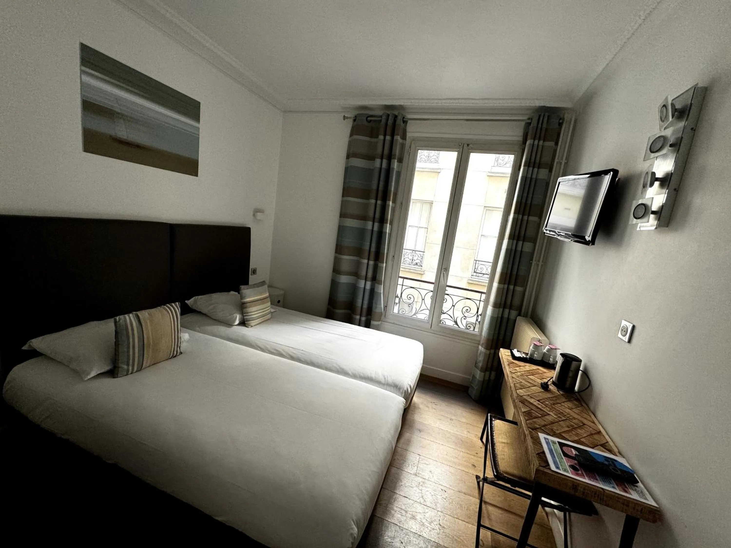 Photo of the whole room, Bed in L'Amiral