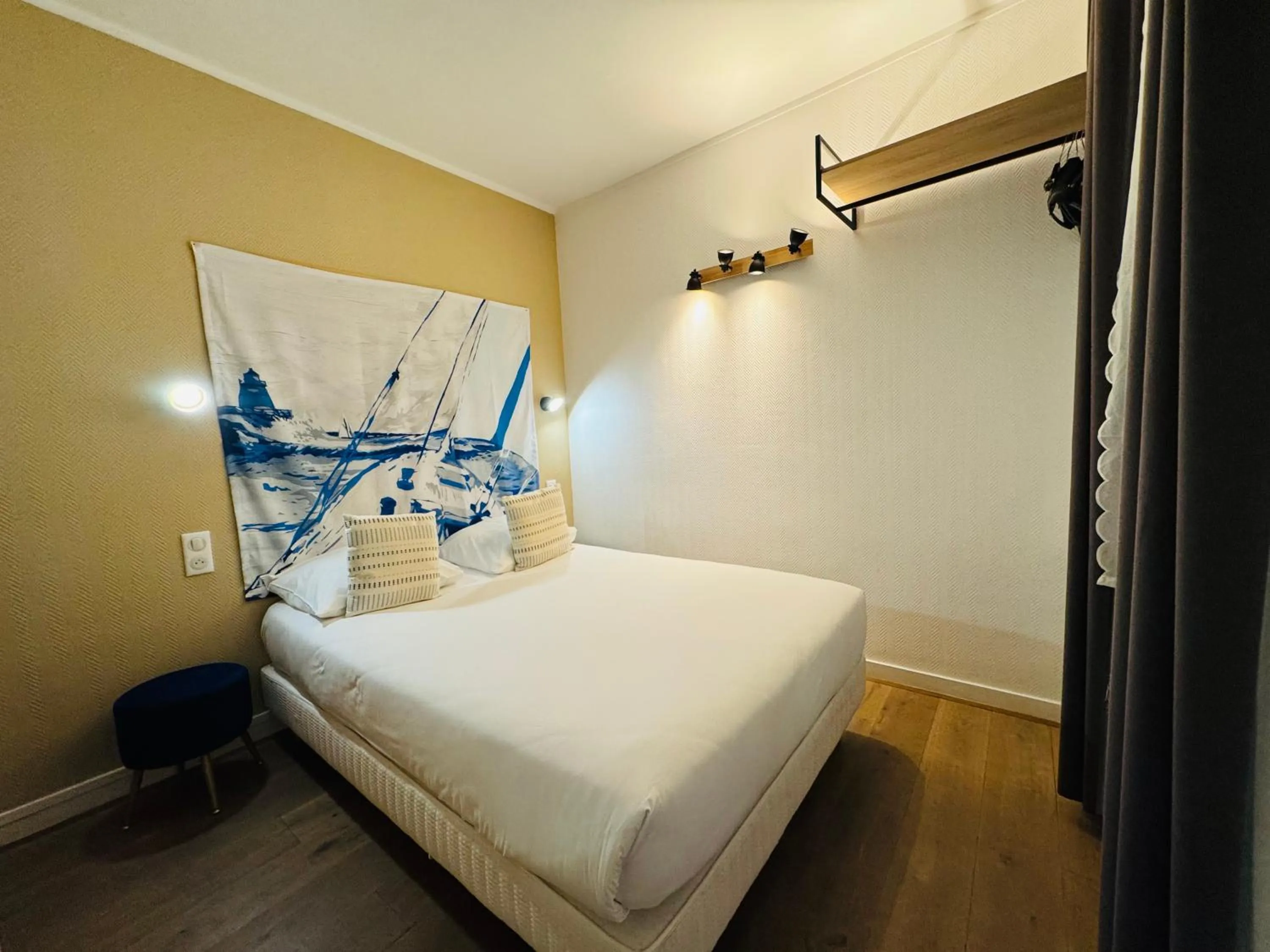 Bedroom, Bed in L'Amiral