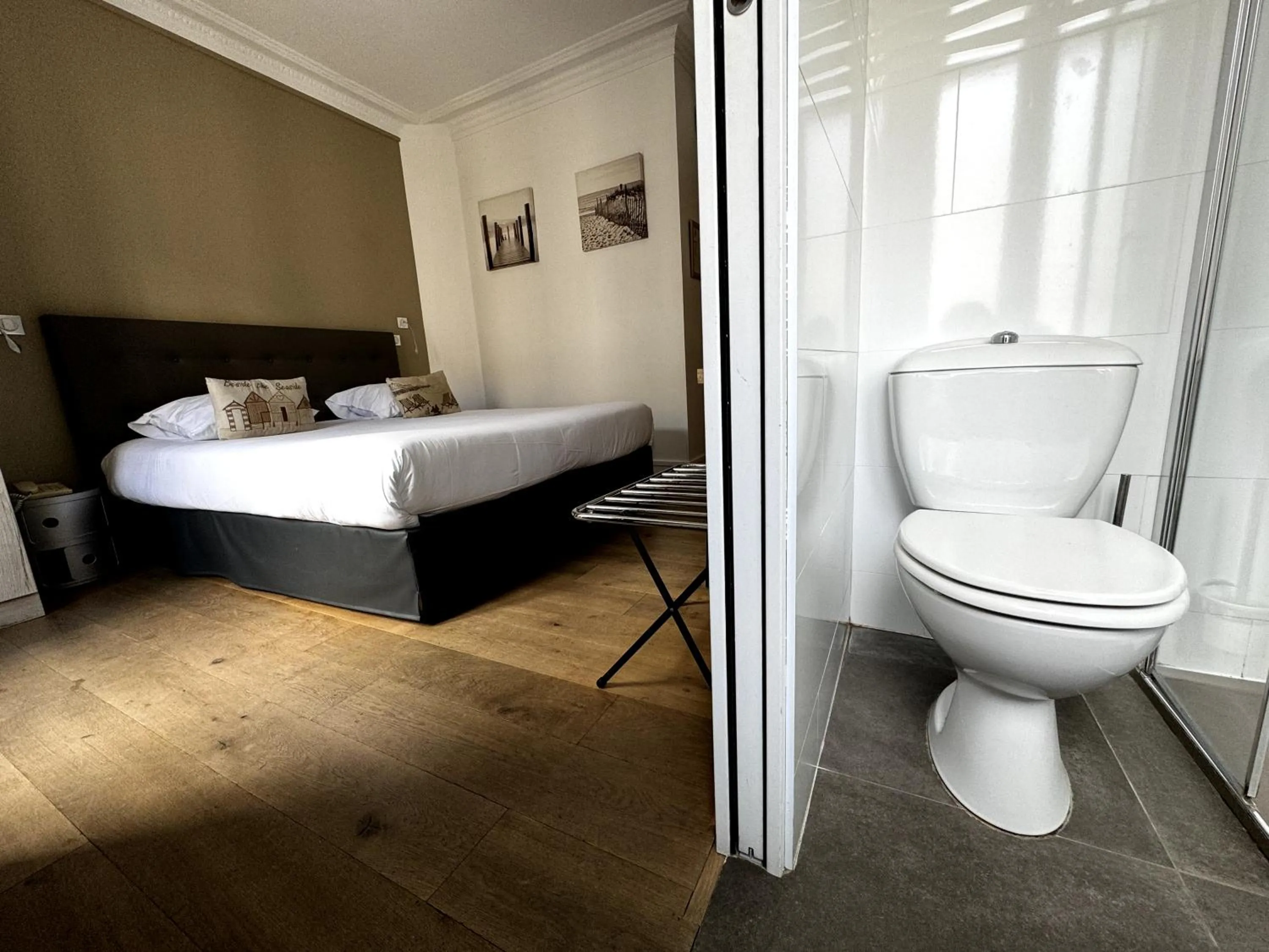 Bedroom, Bed in L'Amiral