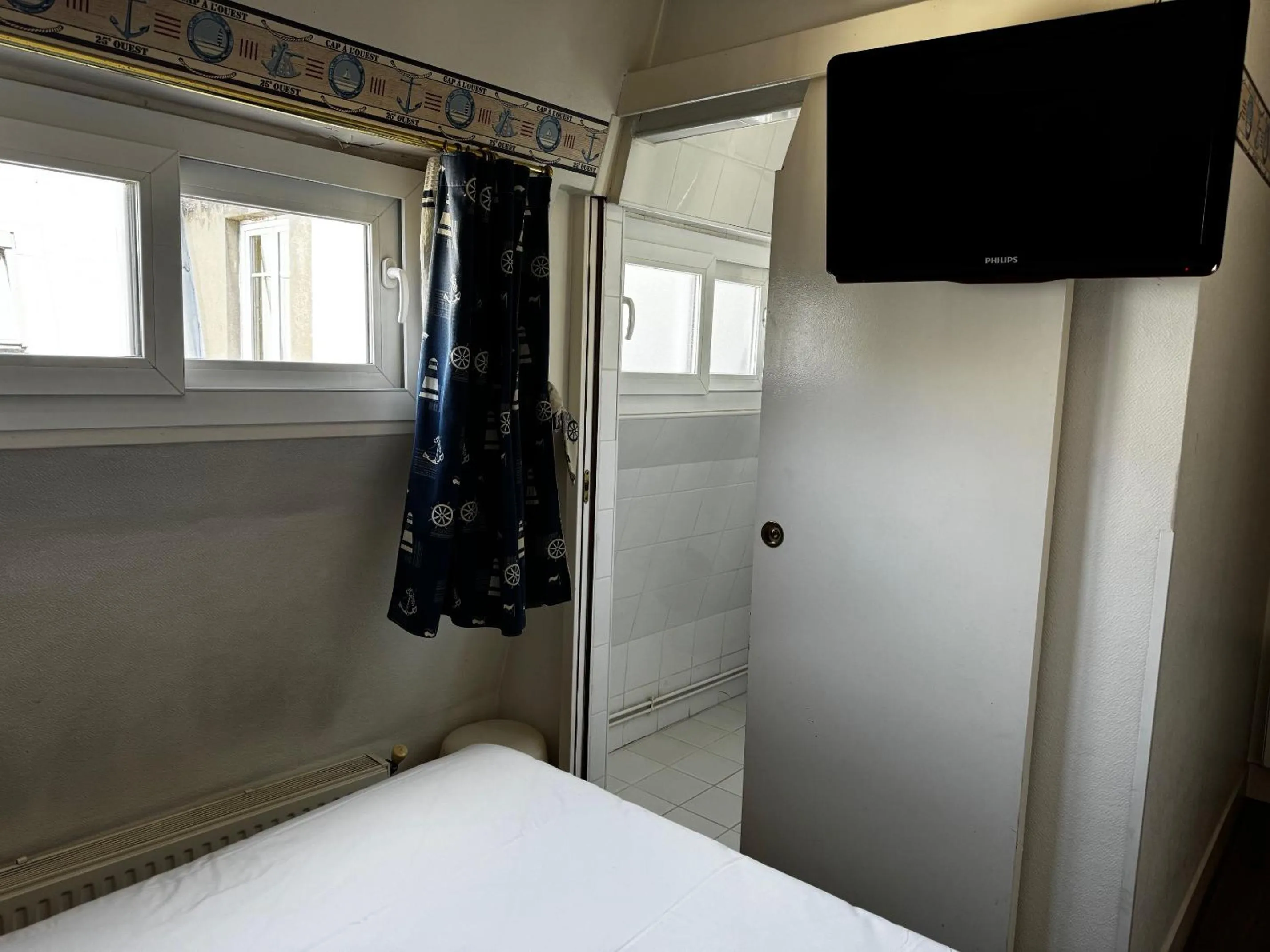 Bedroom, Bed in L'Amiral