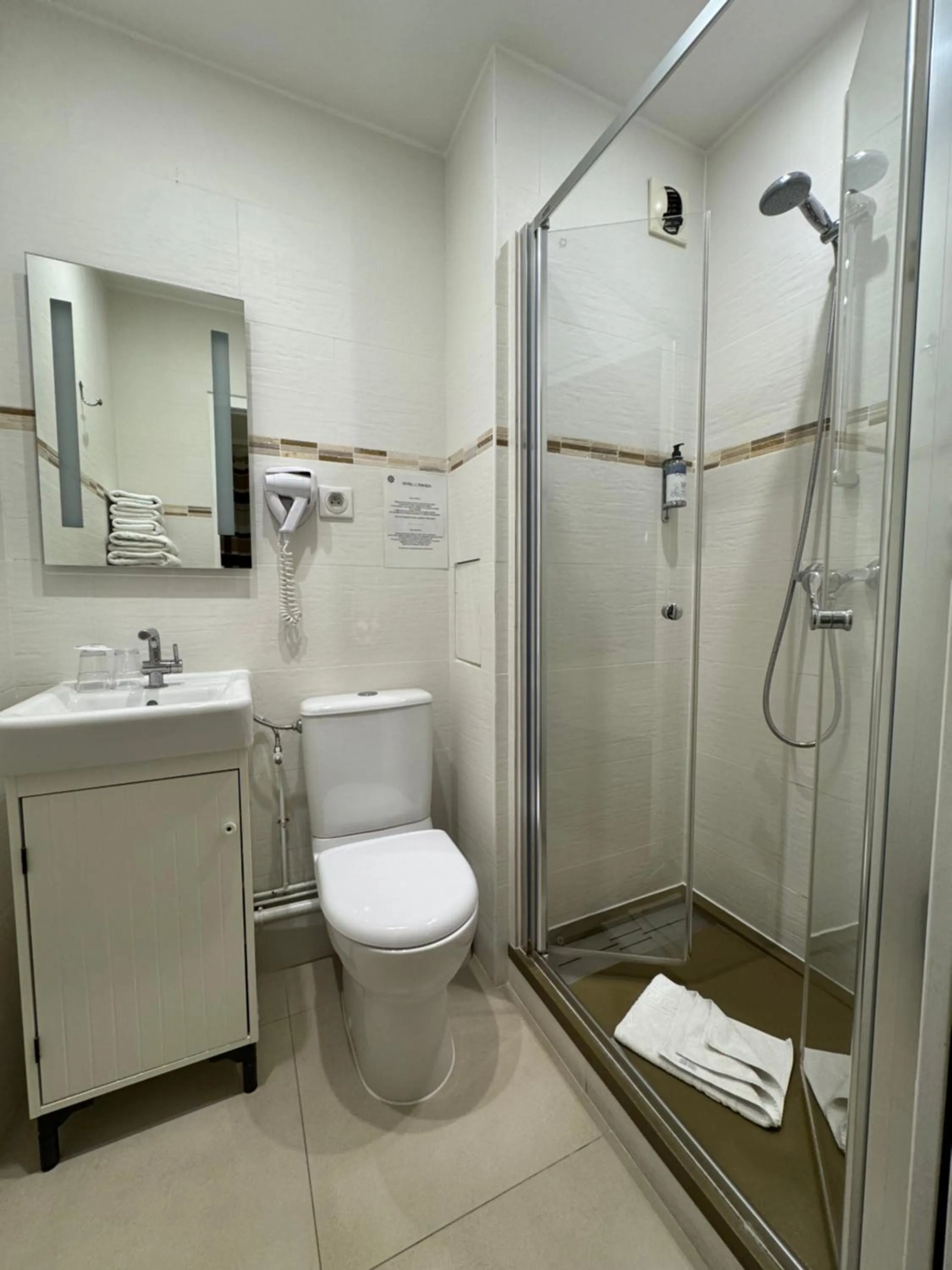 Bathroom in L'Amiral