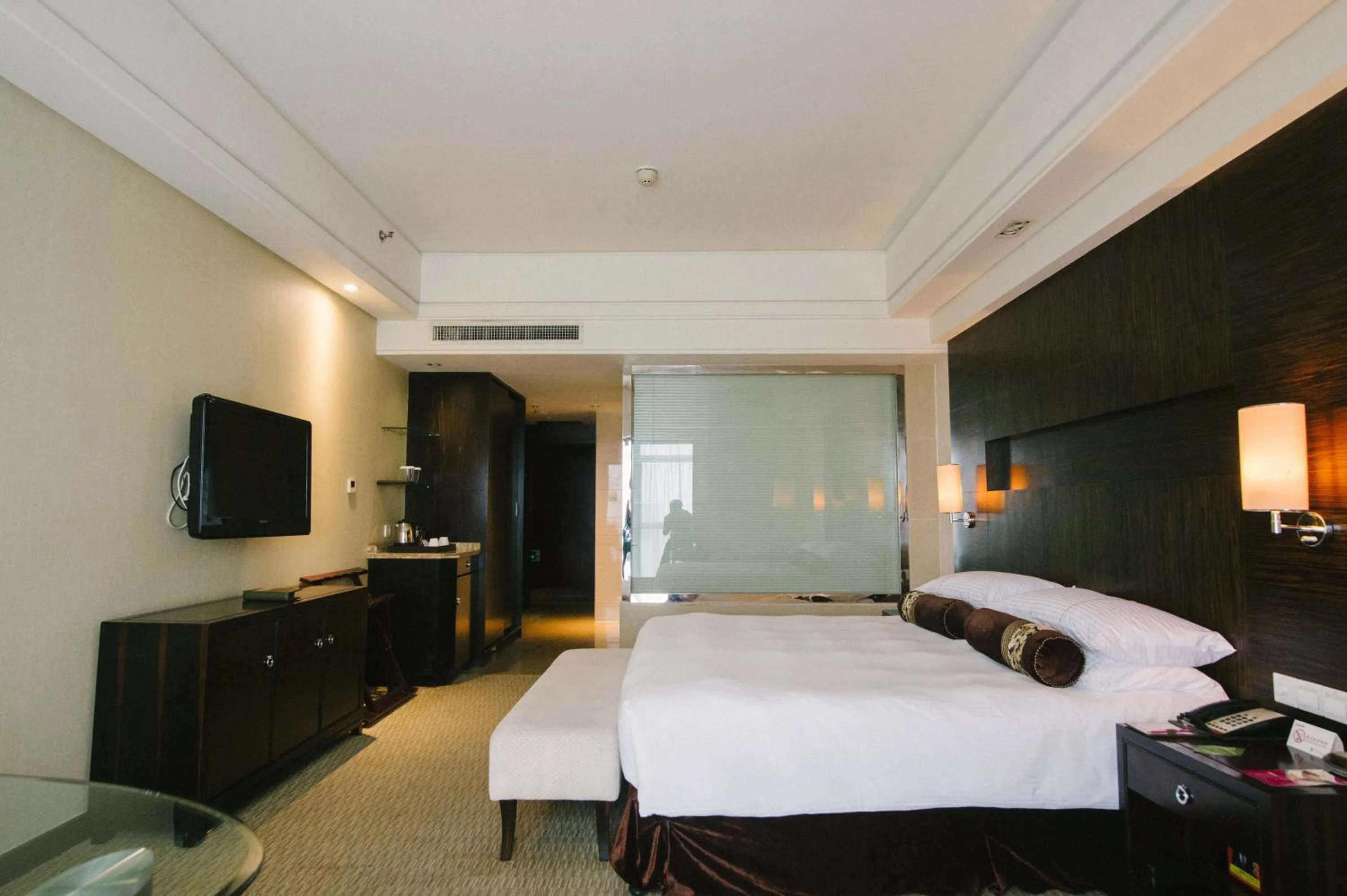 Photo of the whole room, Bed in Haiwaihai Grand Hotel Ma'anshan