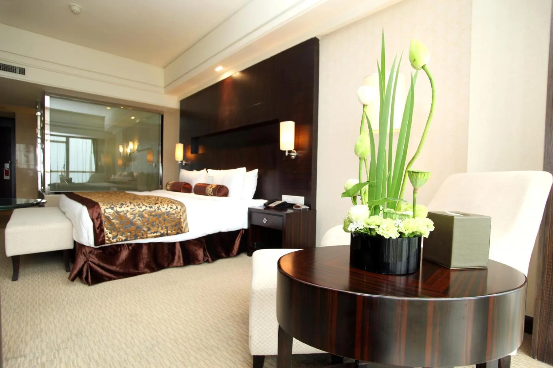 Photo of the whole room, Bed in Haiwaihai Grand Hotel Ma'anshan