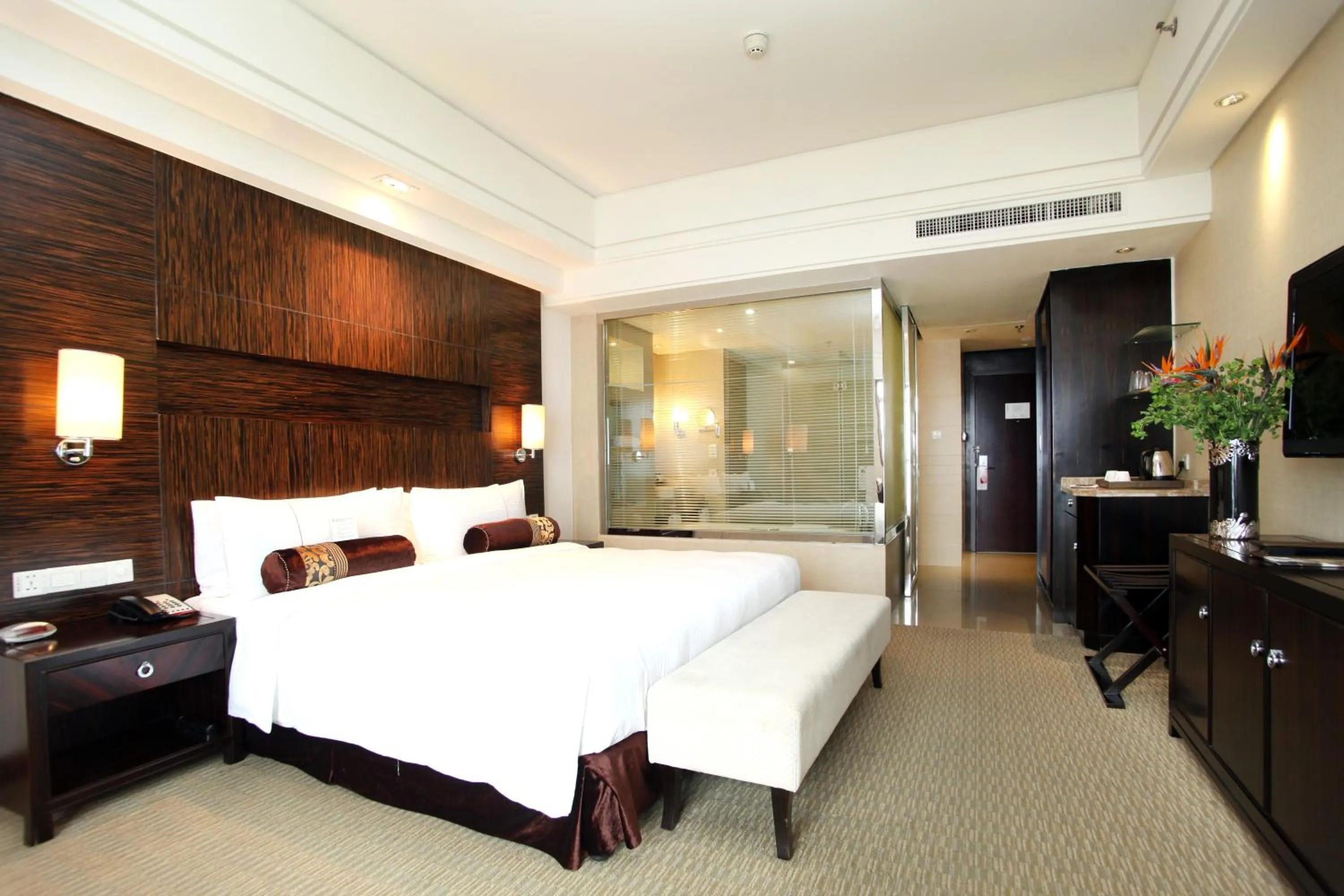 Photo of the whole room, Bed in Haiwaihai Grand Hotel Ma'anshan