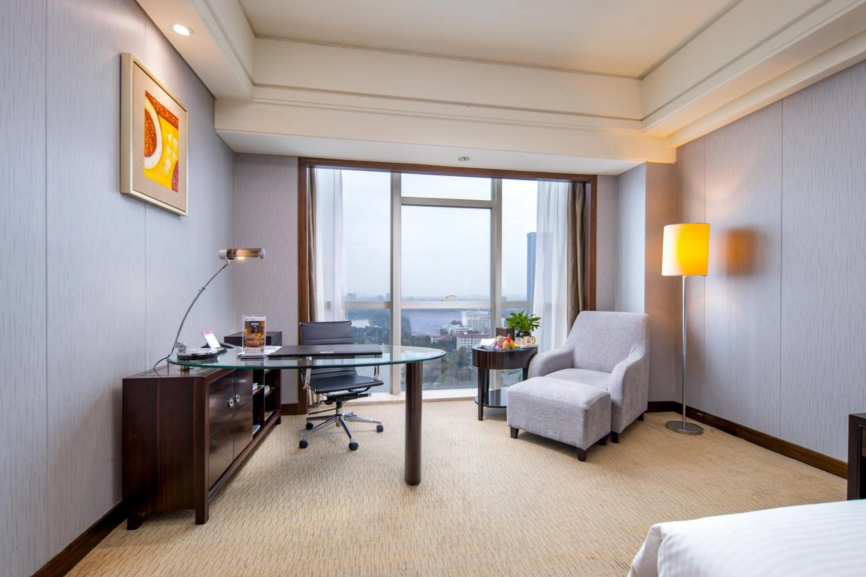 Seating area, Bed in Haiwaihai Grand Hotel Ma'anshan