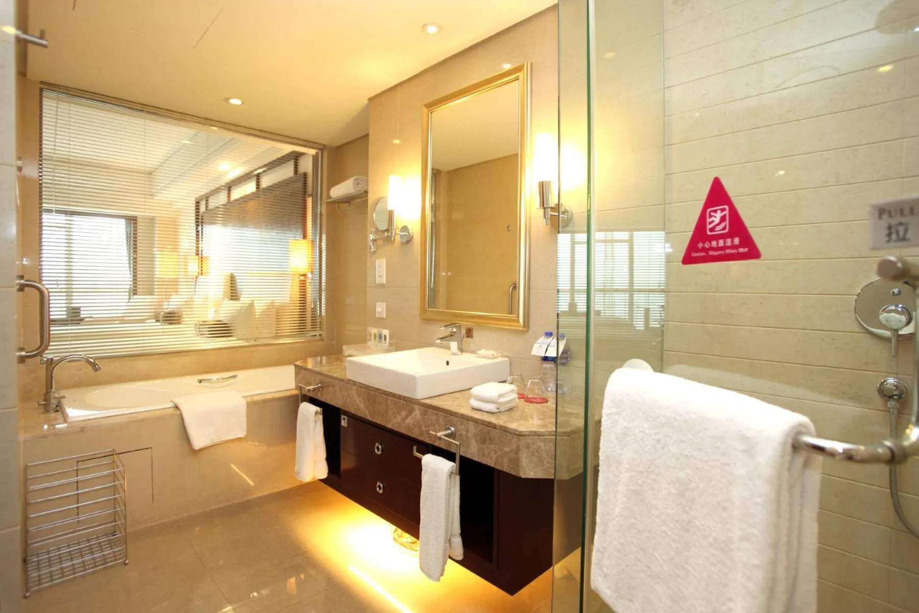 Bathroom in Haiwaihai Grand Hotel Ma'anshan