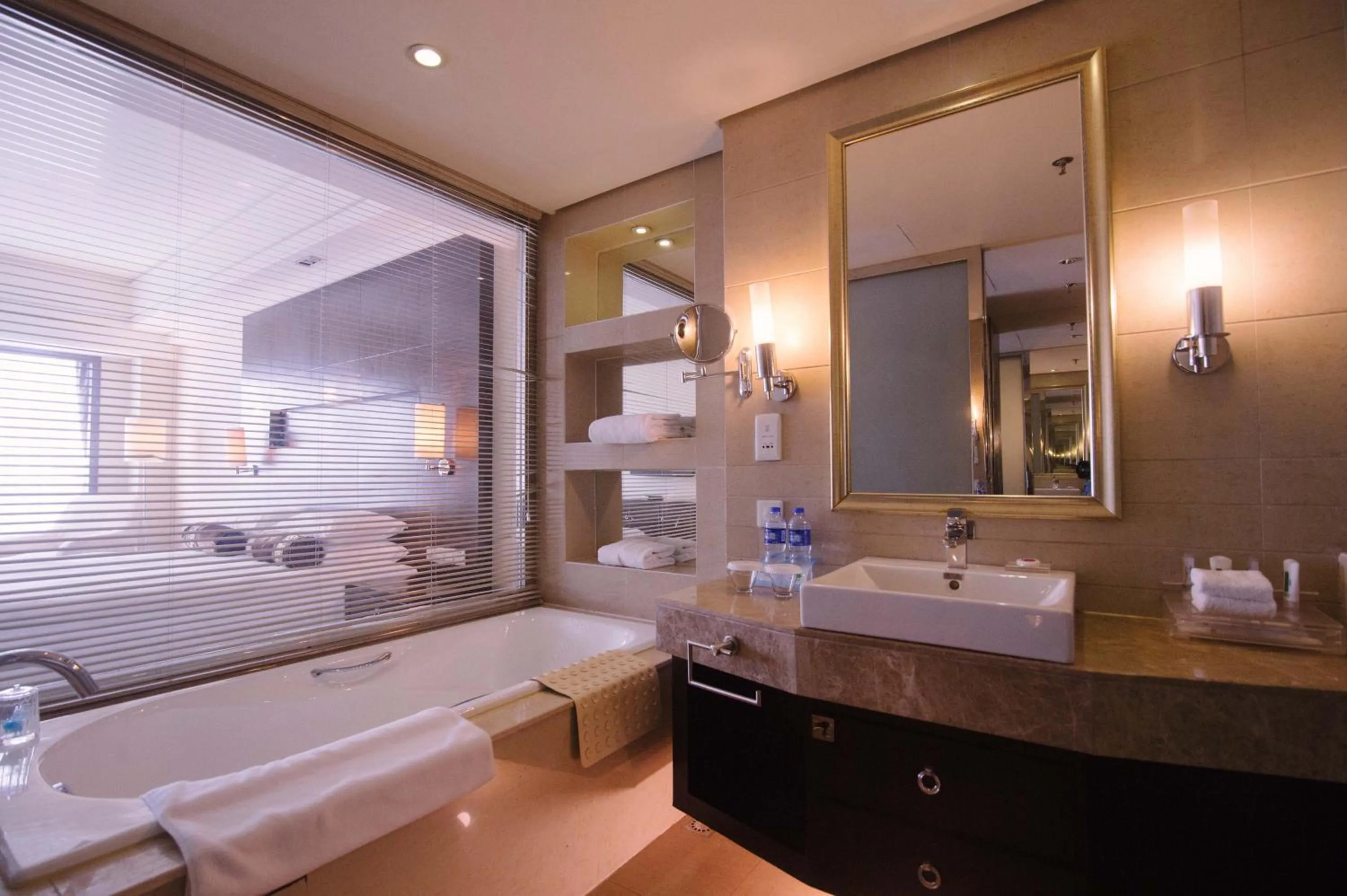 Bathroom, Bed in Haiwaihai Grand Hotel Ma'anshan