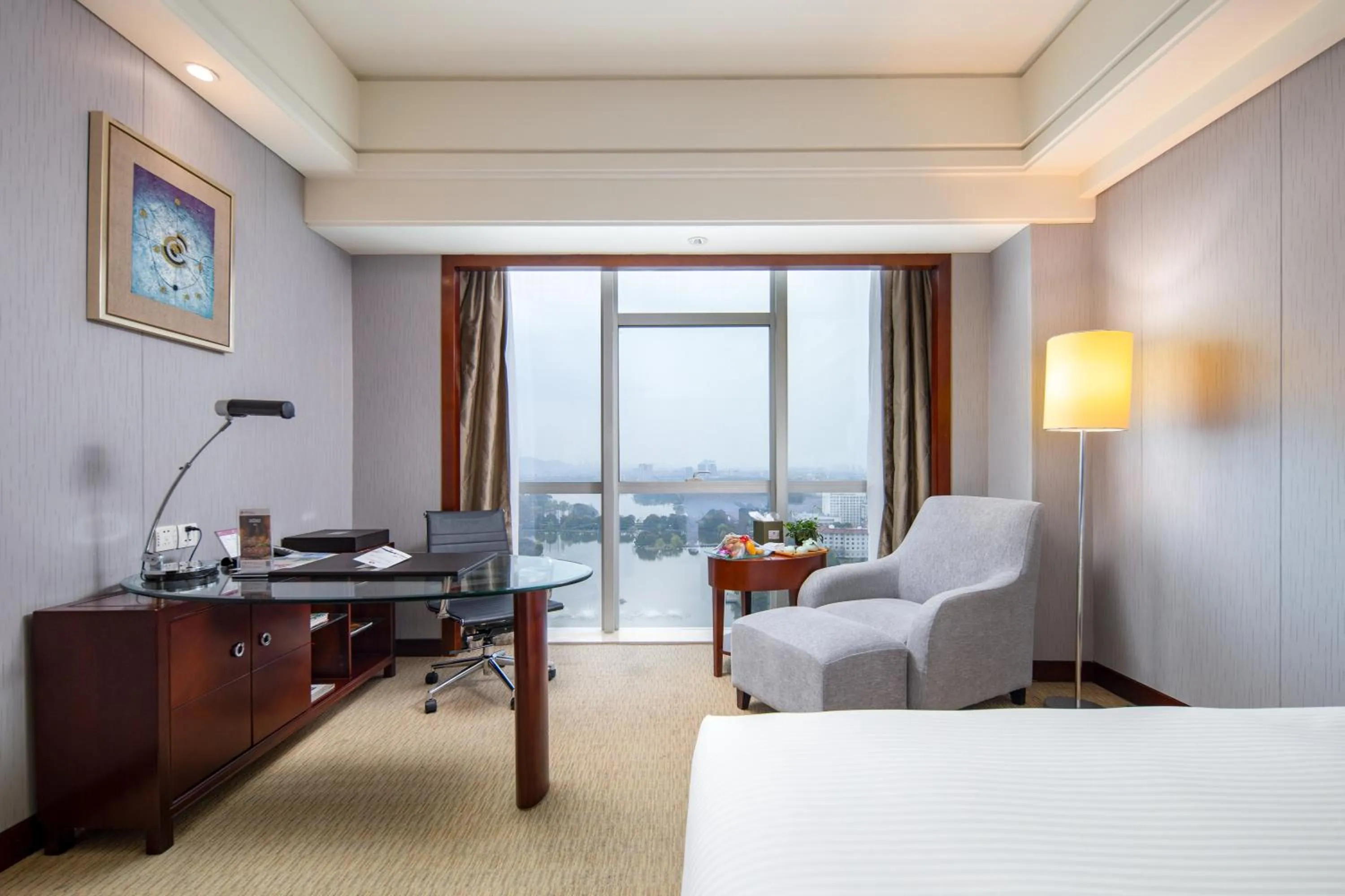 Seating area, Bed in Haiwaihai Grand Hotel Ma'anshan