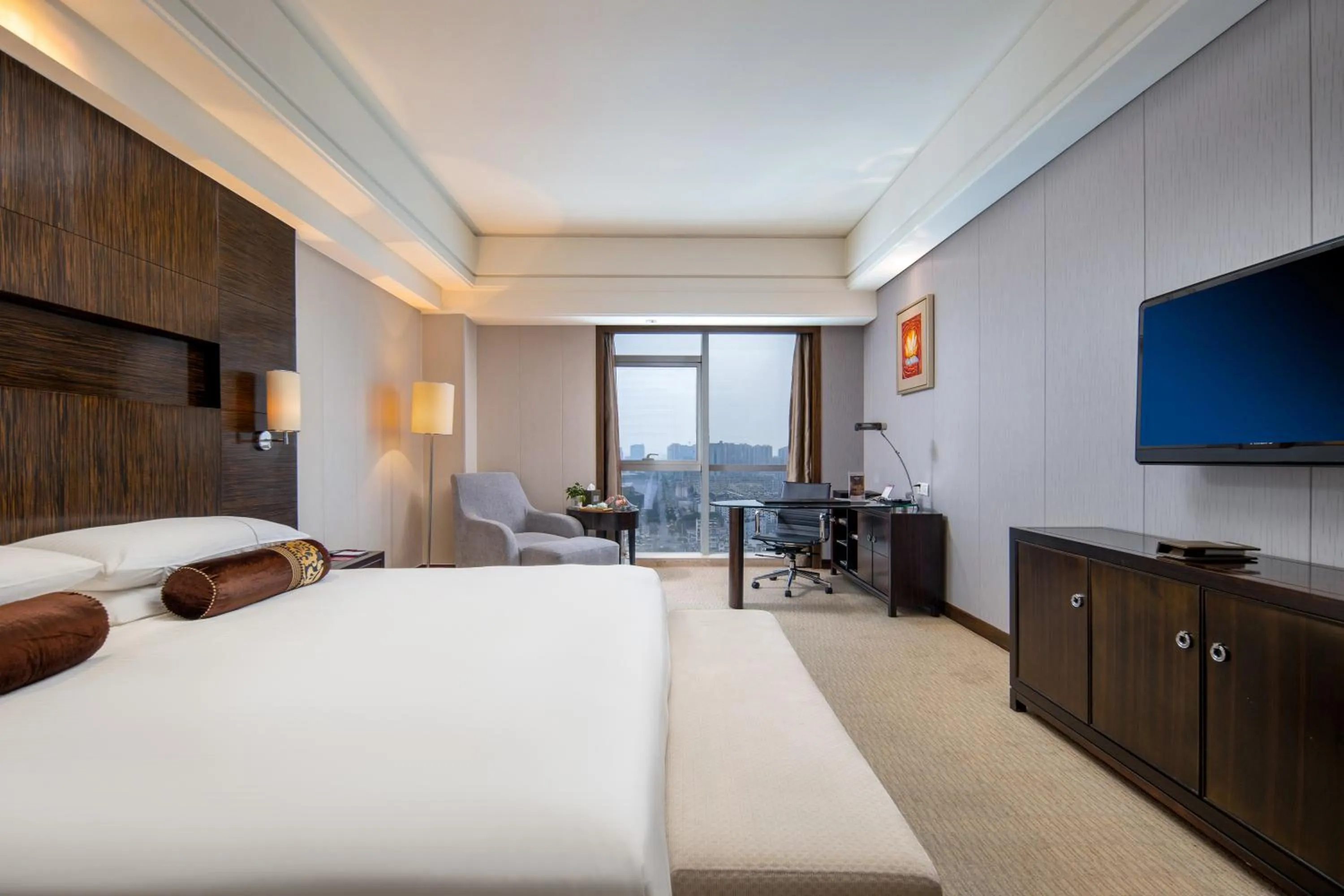 Photo of the whole room, Bed in Haiwaihai Grand Hotel Ma'anshan