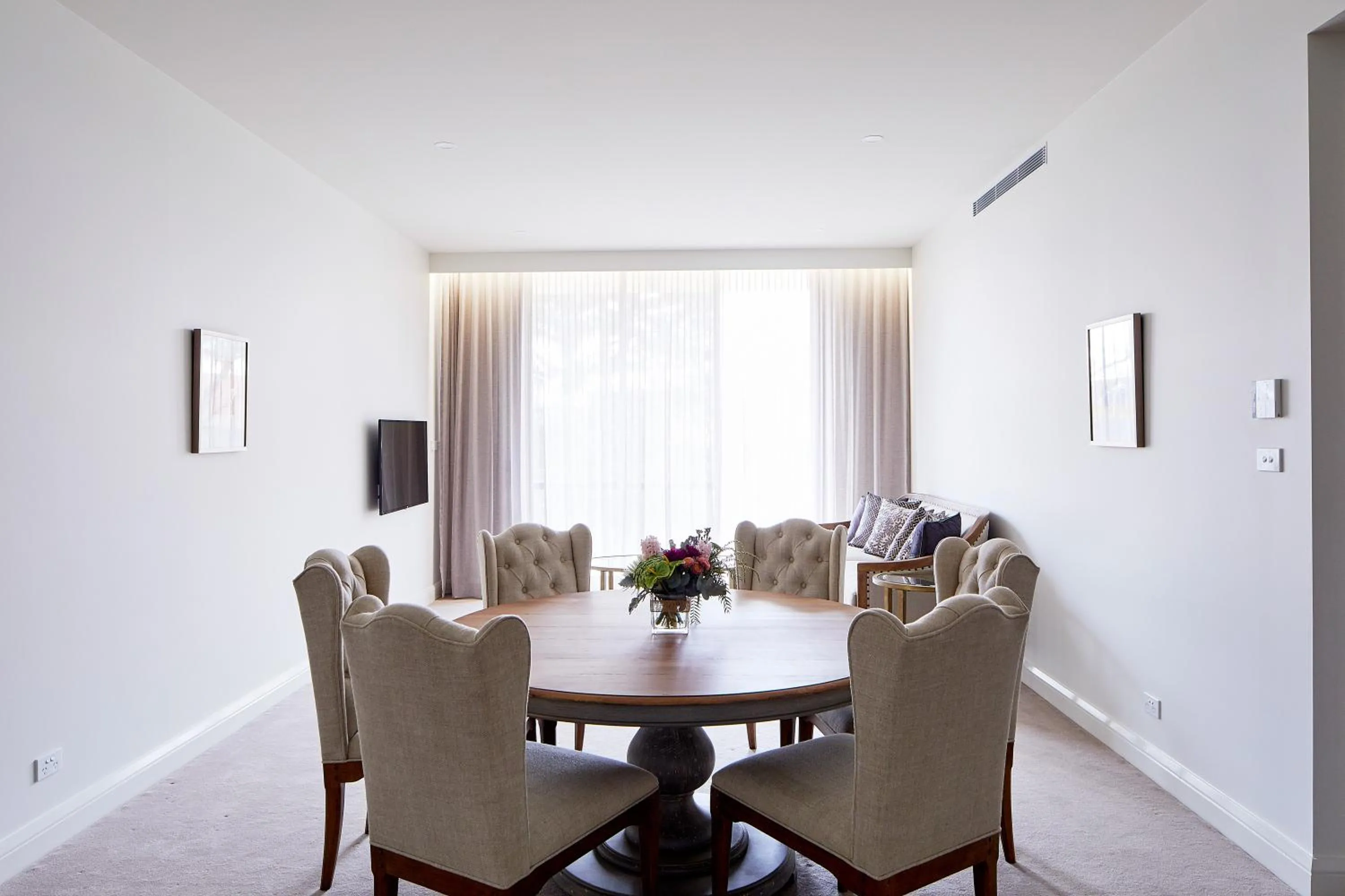 Photo of the whole room in Knightsbridge Canberra