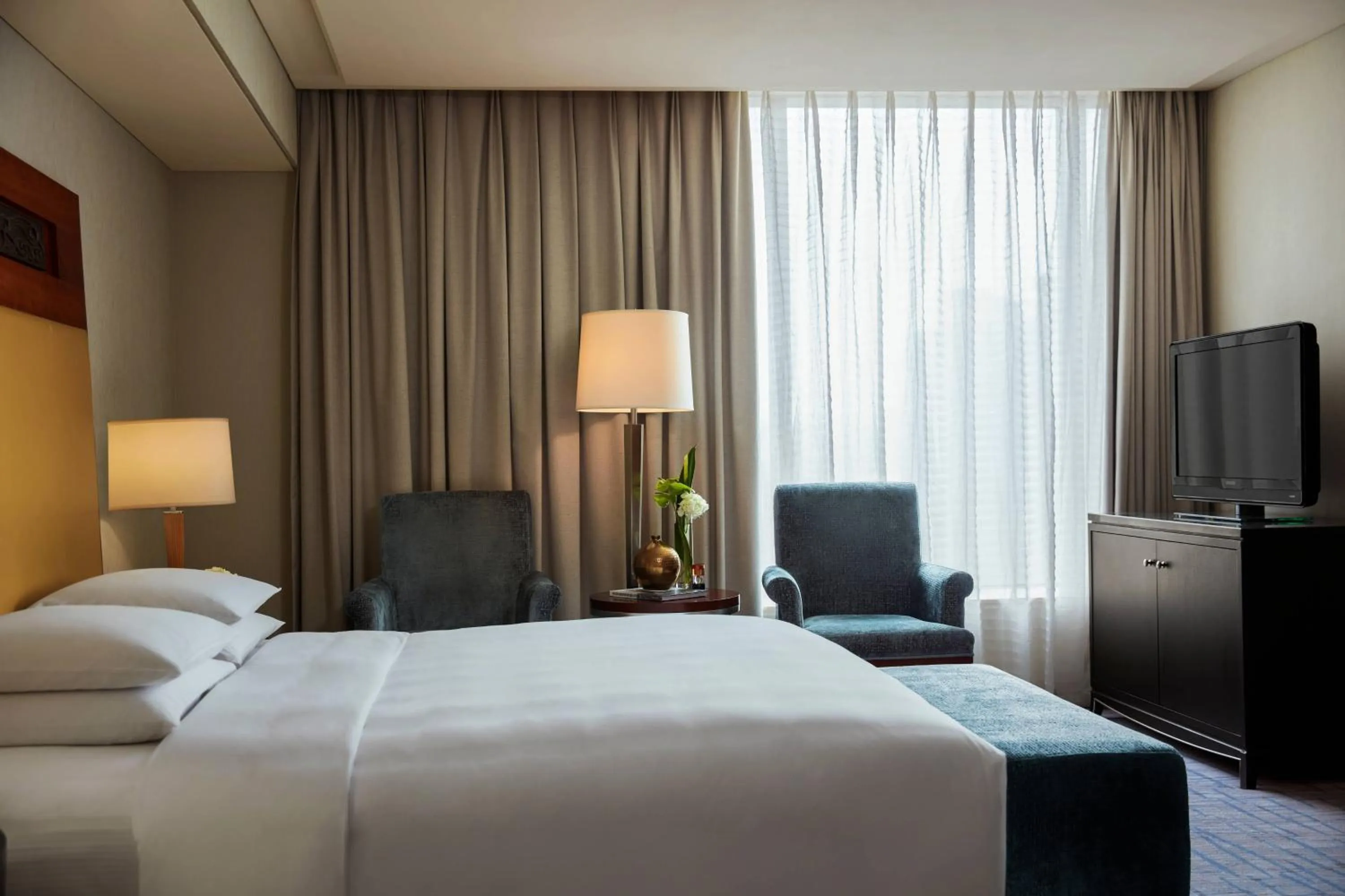 Bedroom, Bed in Renaissance Wuhan Hotel