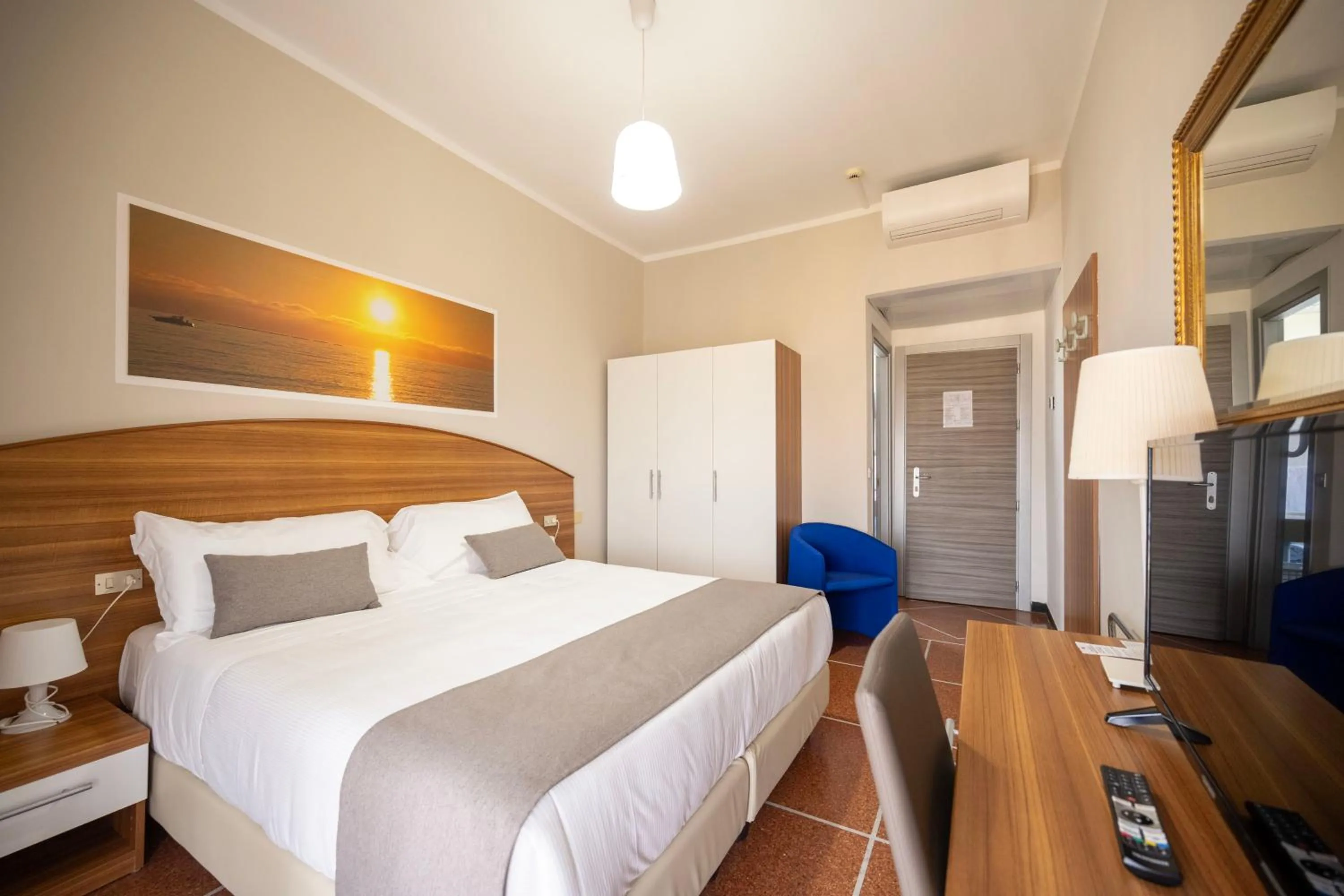 Bedroom, Bed in Hotel Mediterraneo