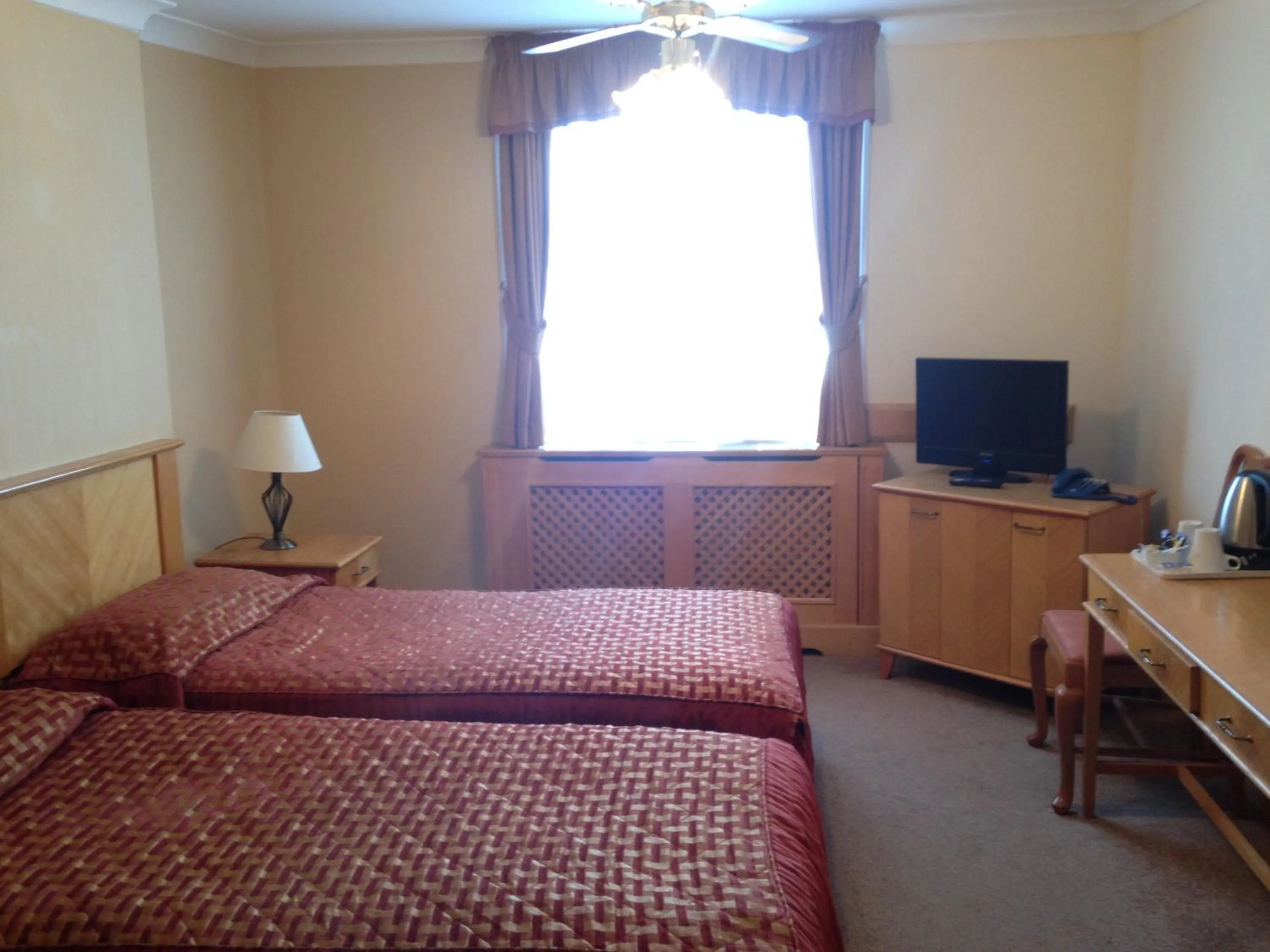 Photo of the whole room, Bed in Troy Hotel