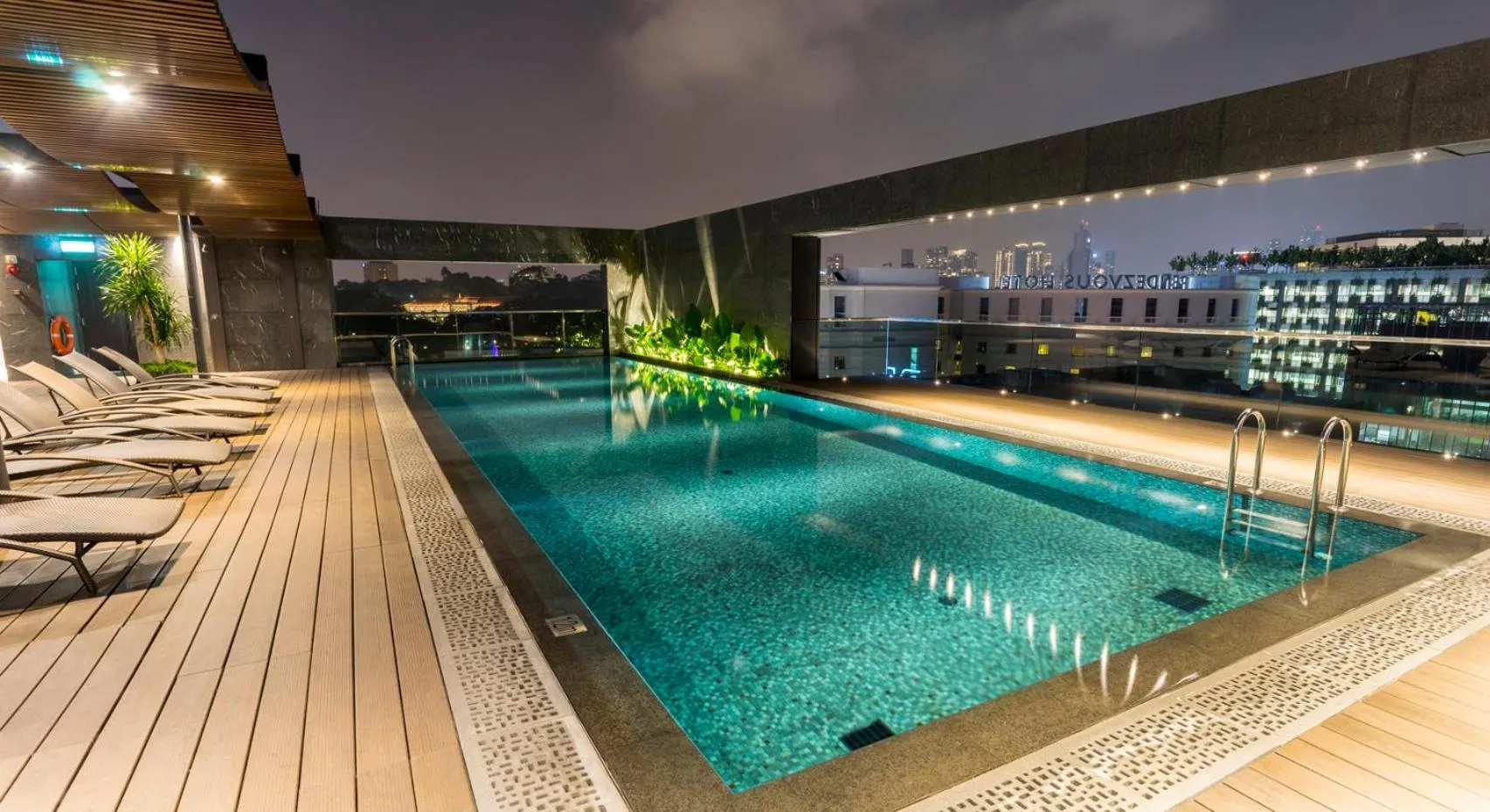 Swimming pool in Oakwood Bencoolen Singapore