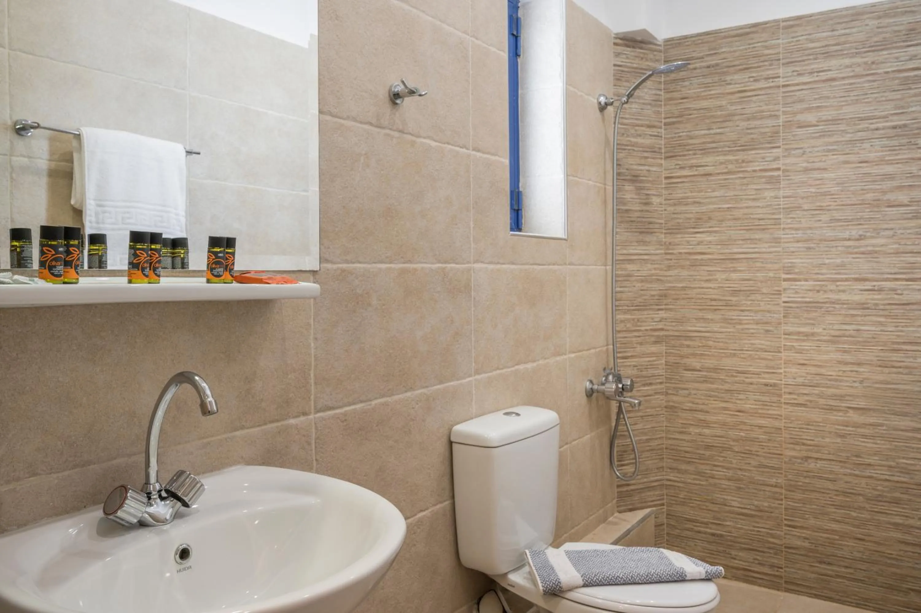 Shower in Esplanade Apartments - Heated Pool