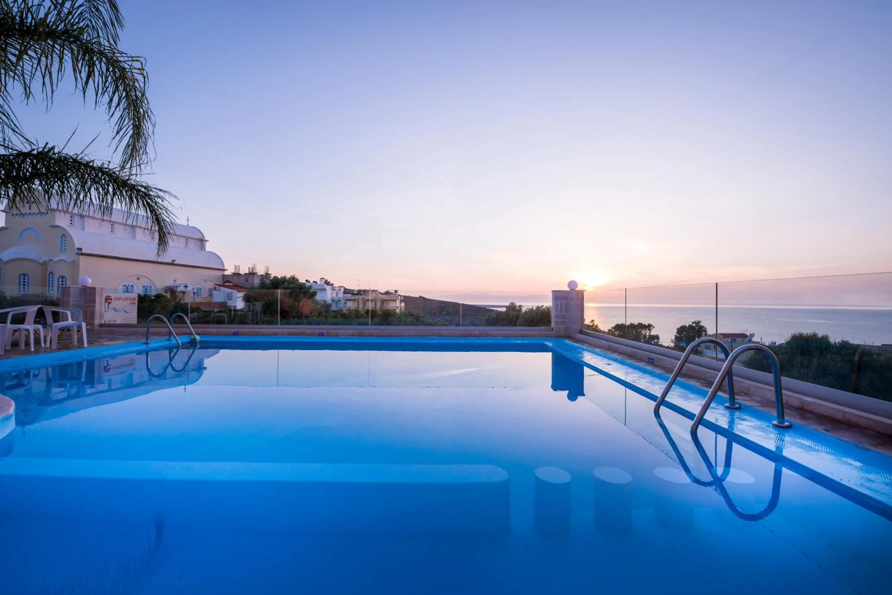 Swimming pool in Esplanade Apartments - Heated Pool