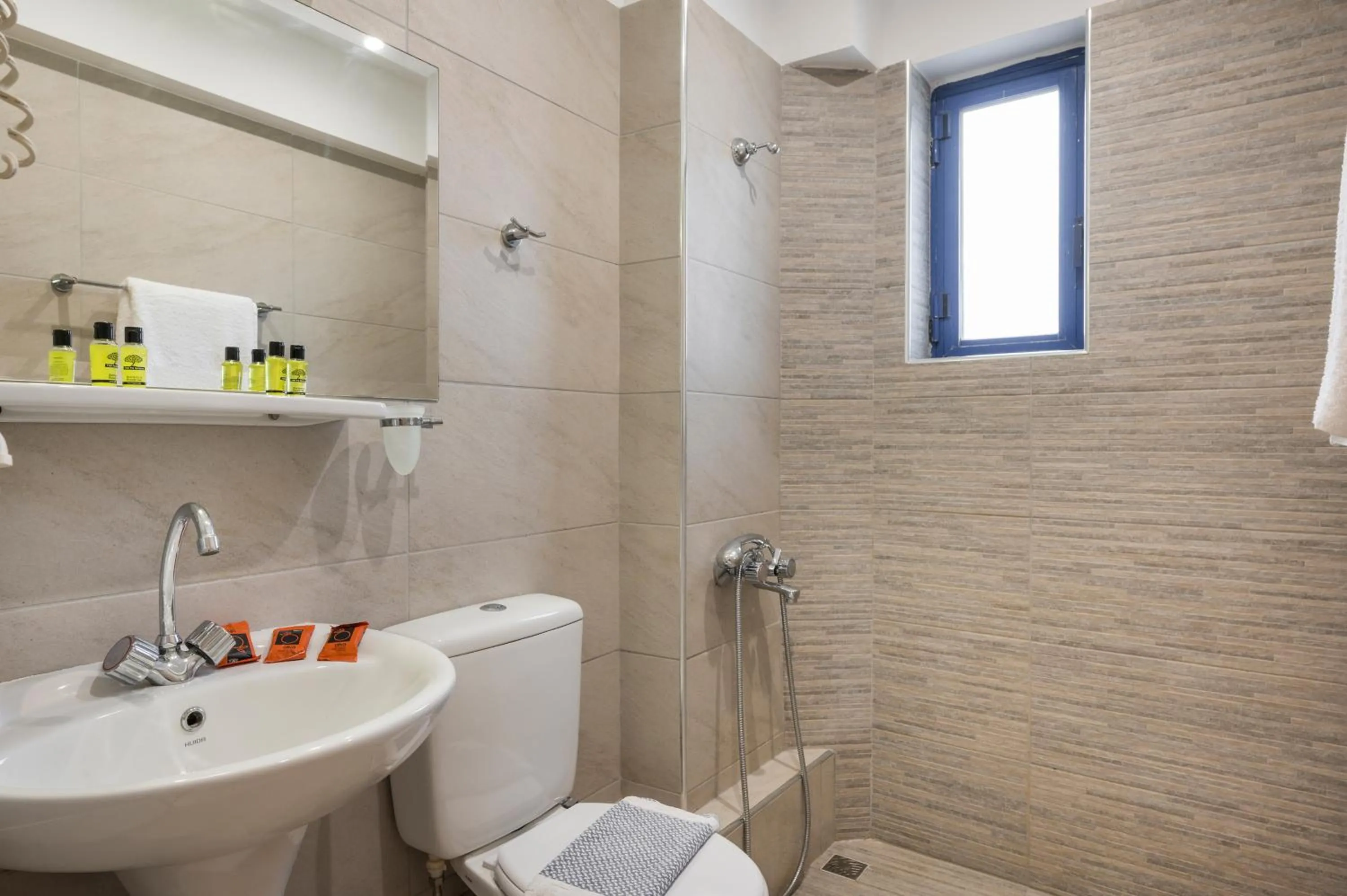 Shower in Esplanade Apartments - Heated Pool