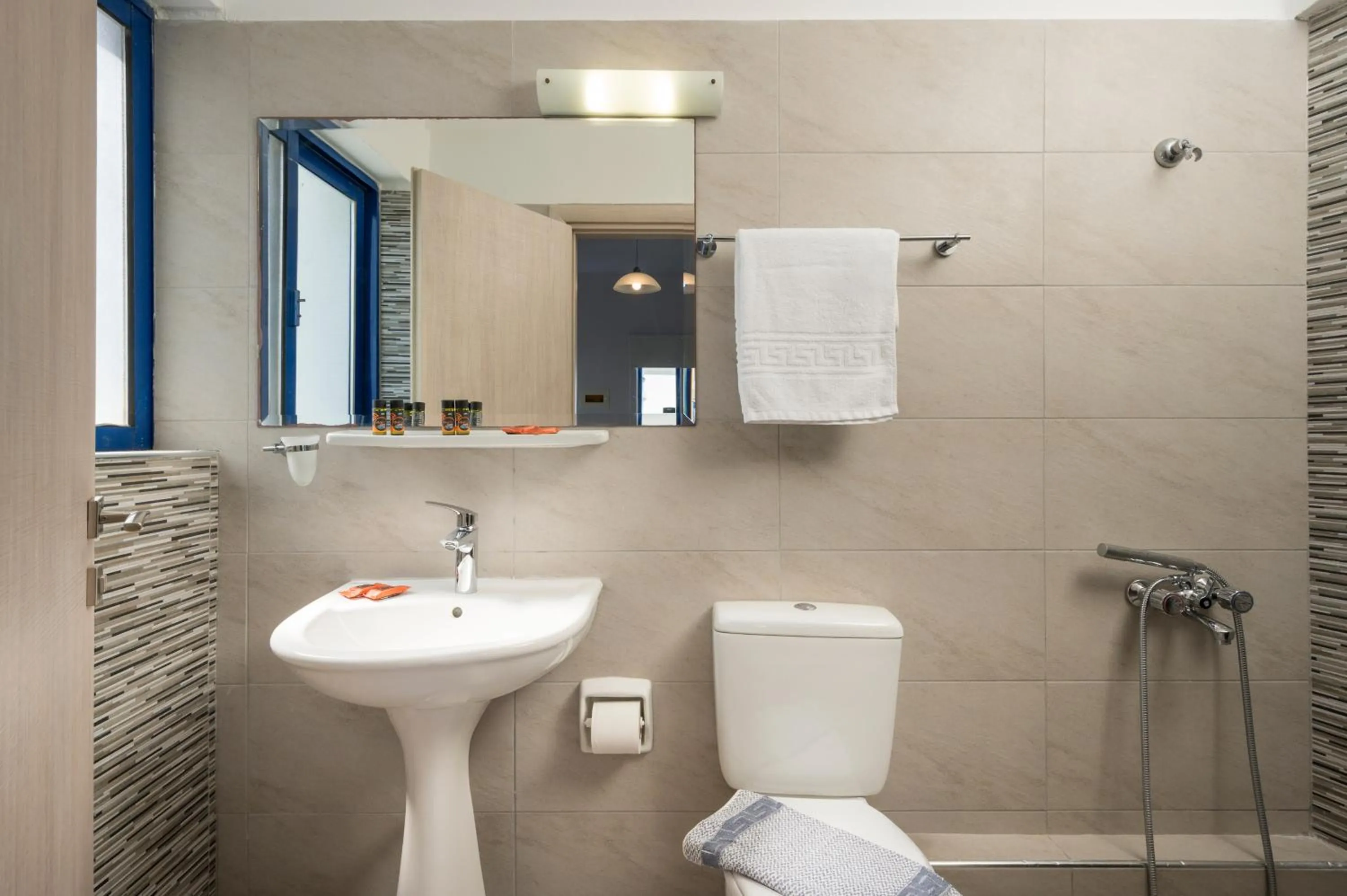 Shower in Esplanade Apartments - Heated Pool