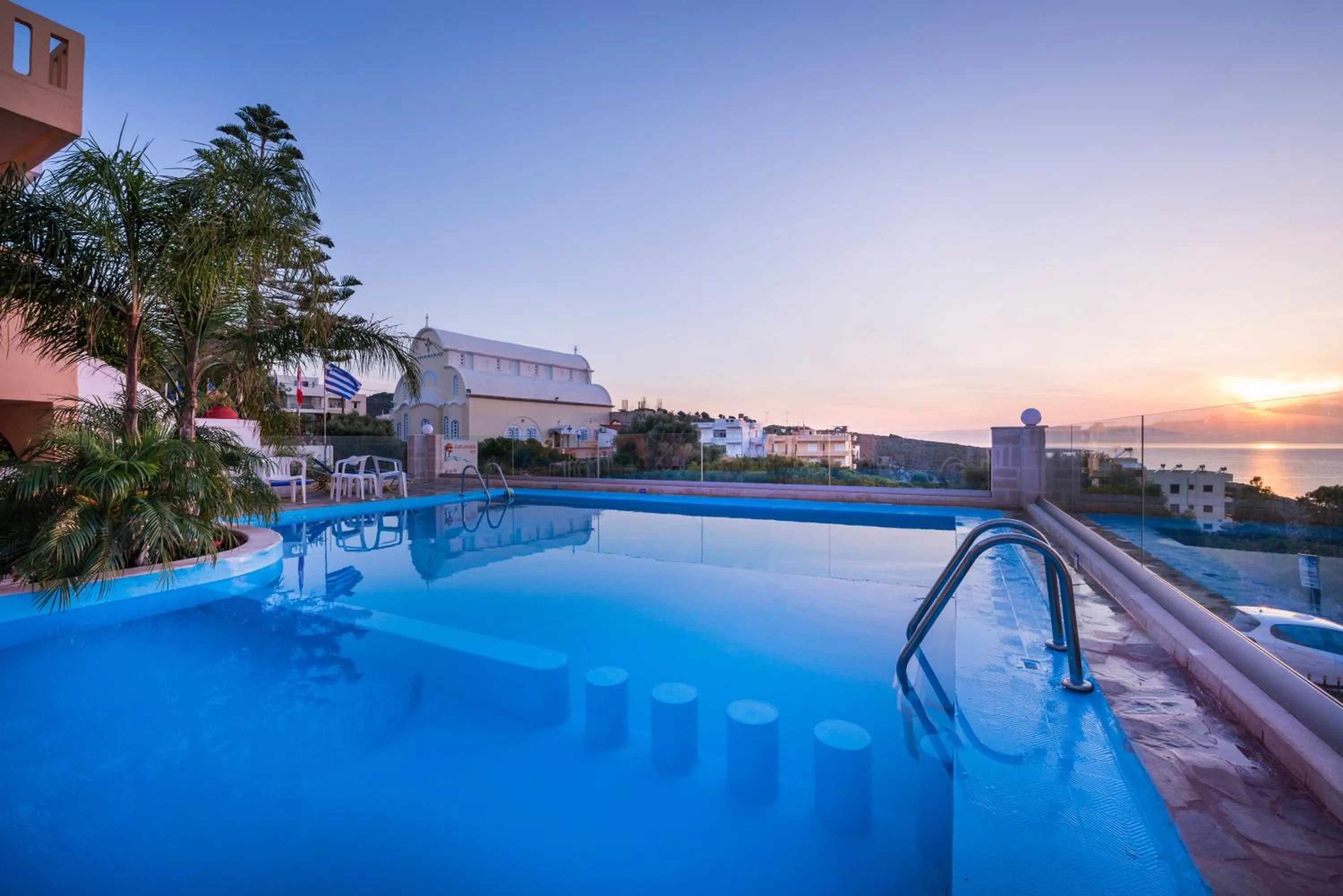Swimming pool in Esplanade Apartments - Heated Pool