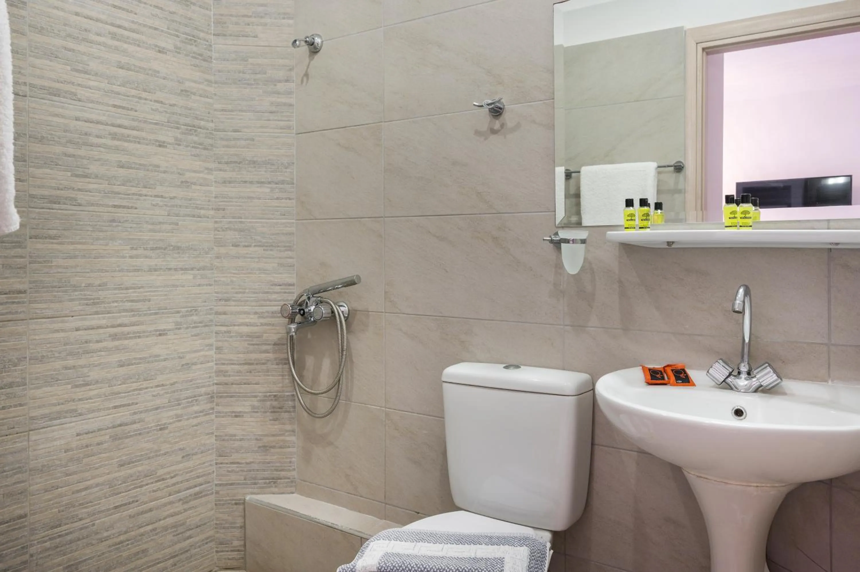 Shower in Esplanade Apartments - Heated Pool