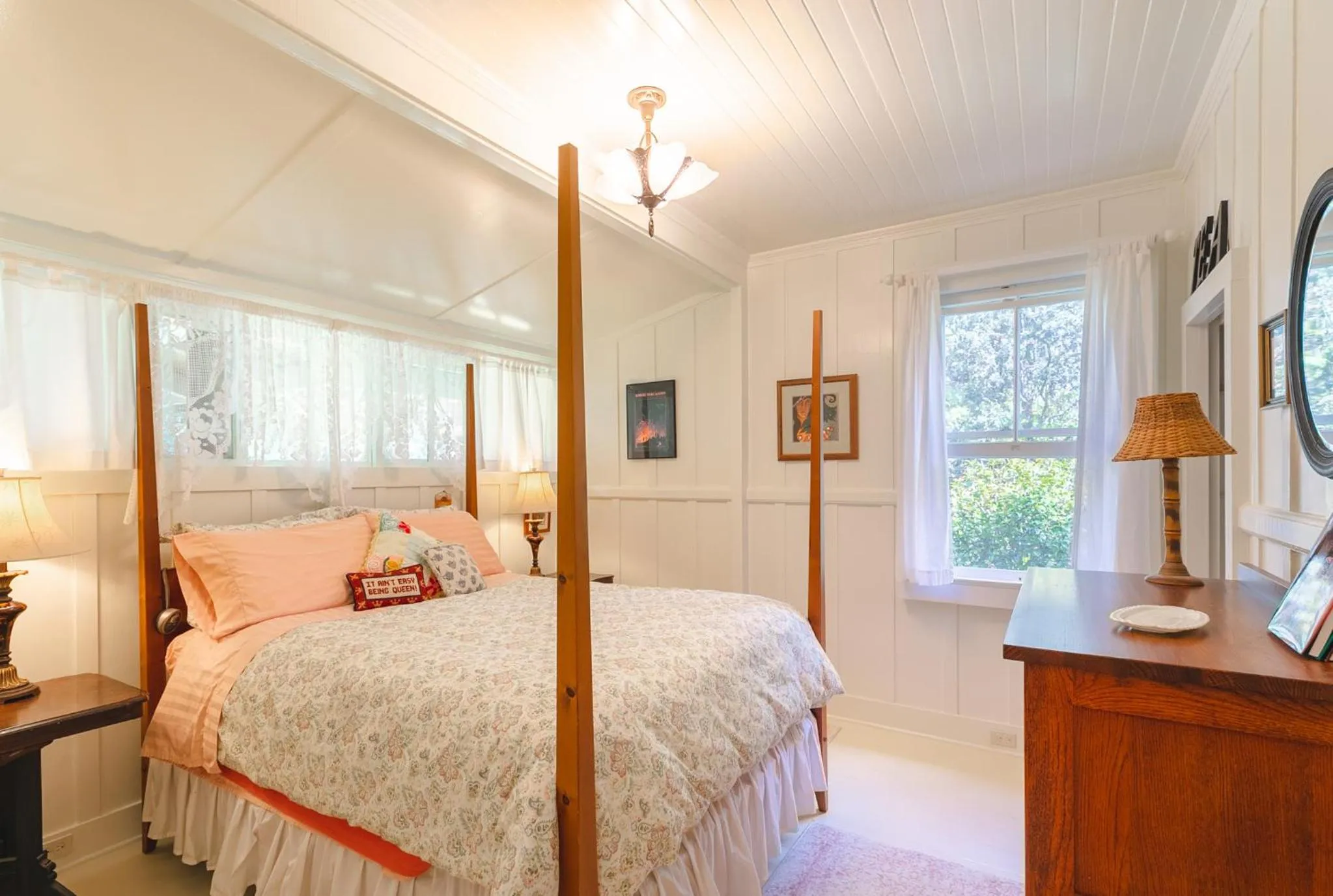 Bedroom, Bed in Volcano Teapot Cottage