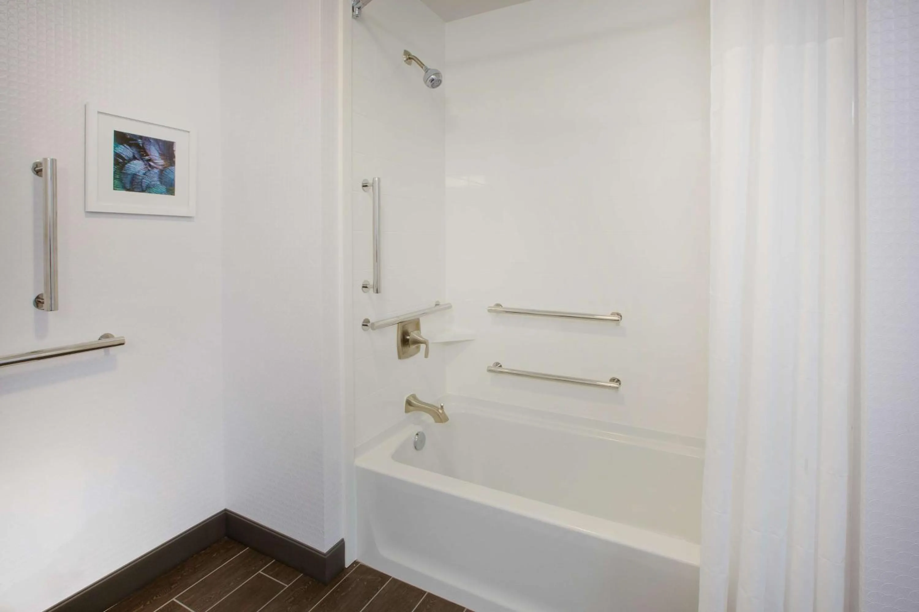 Bathroom in Hampton Inn & Suites By Hilton, Southwest Sioux Falls