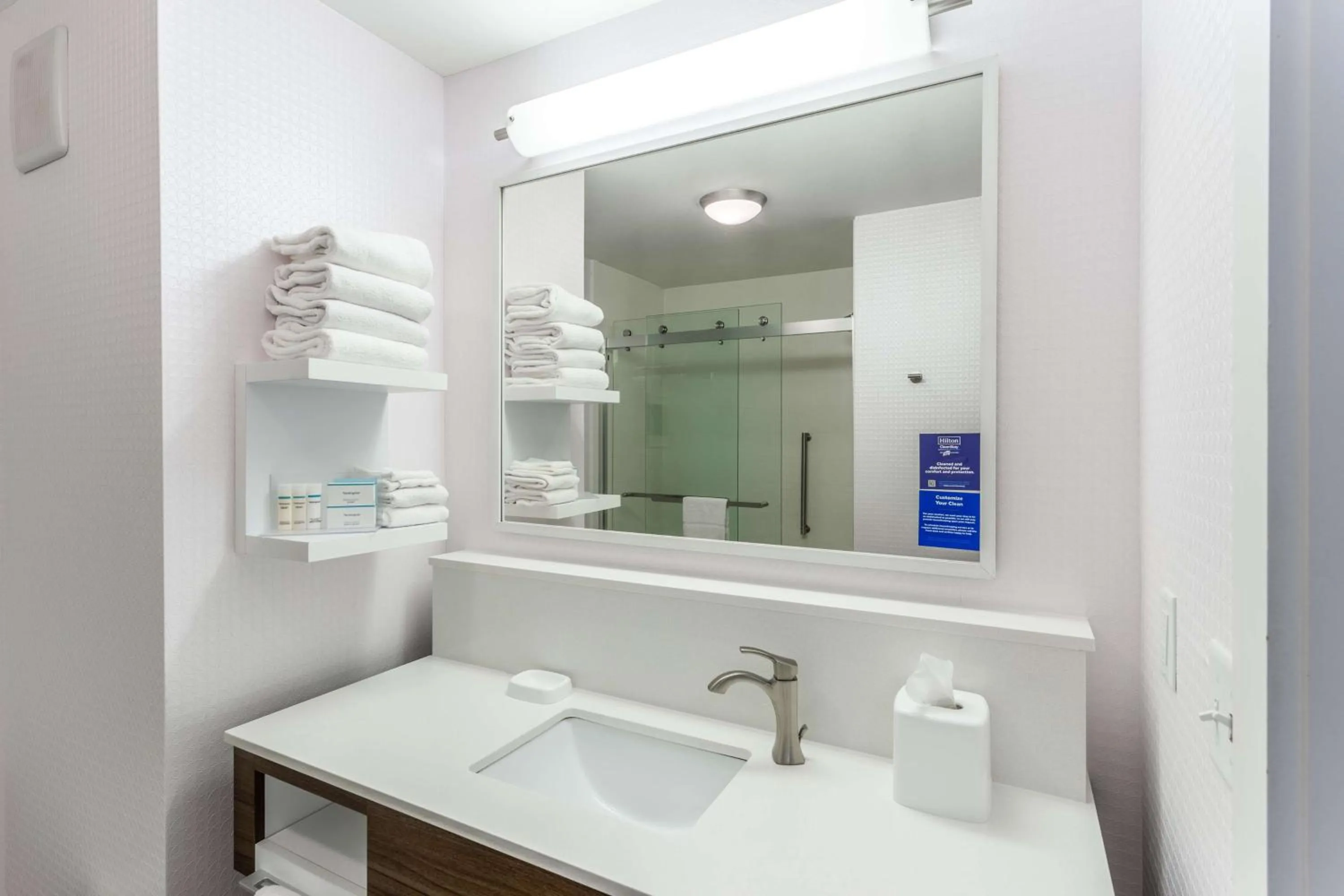 Bathroom in Hampton Inn & Suites By Hilton, Southwest Sioux Falls