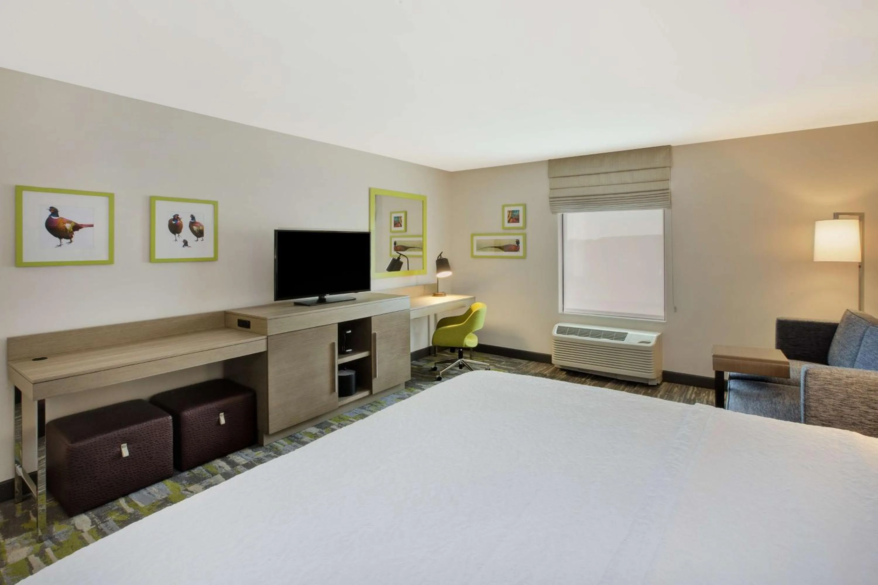 Bedroom, Bed in Hampton Inn & Suites By Hilton, Southwest Sioux Falls