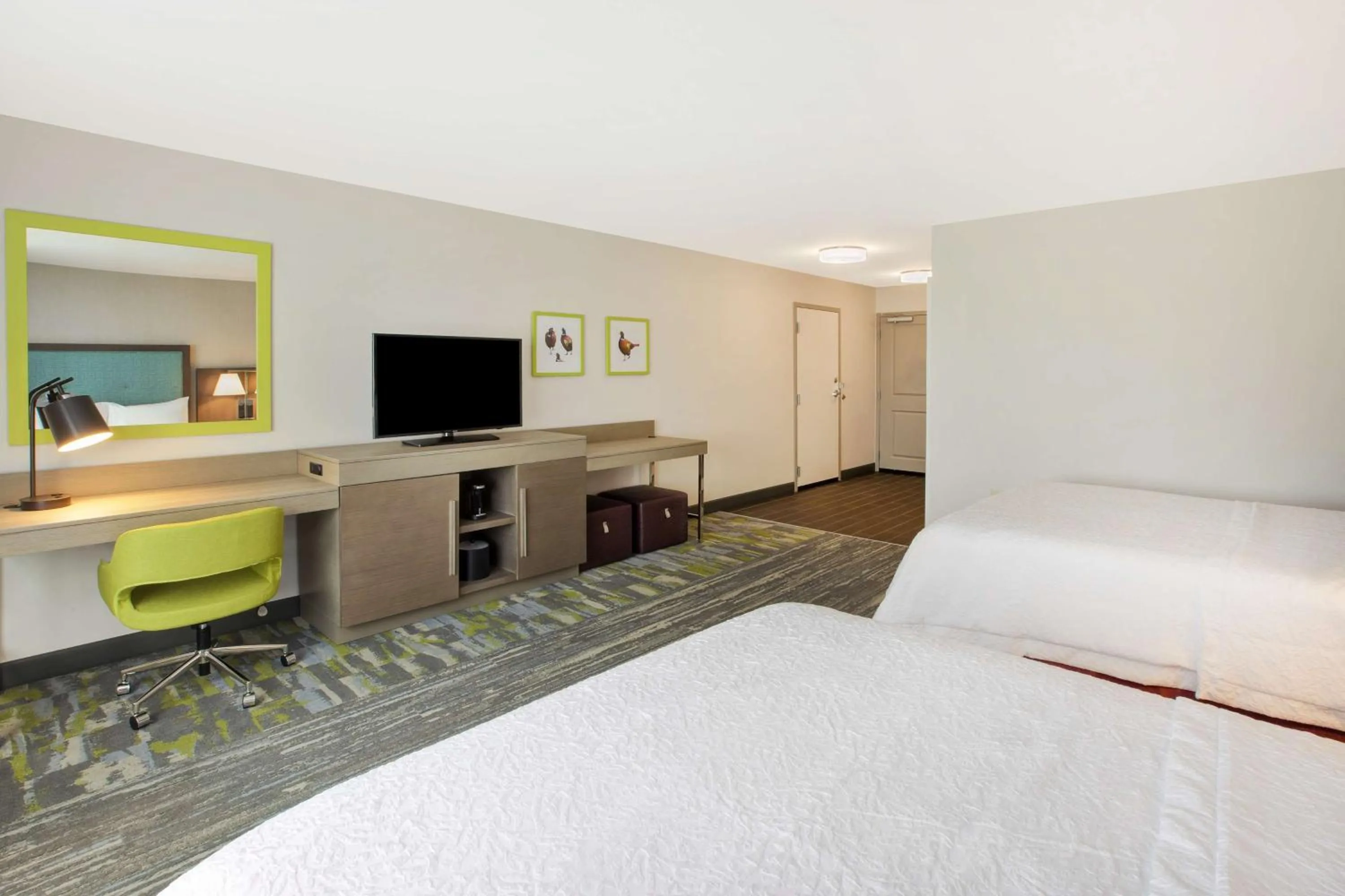 Bedroom, Bed in Hampton Inn & Suites By Hilton, Southwest Sioux Falls