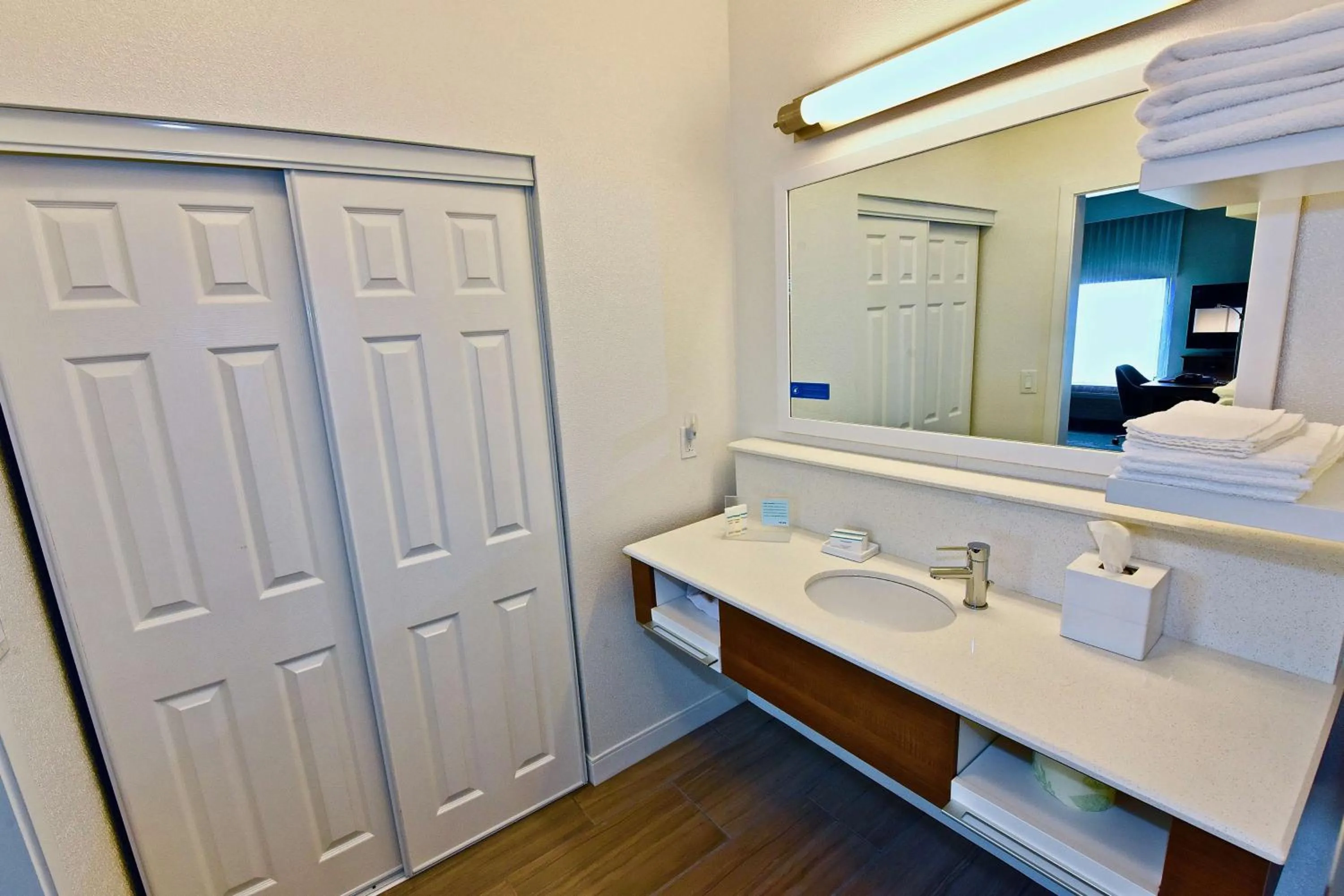 Bedroom in Hampton Inn By Hilton Kirksville MO