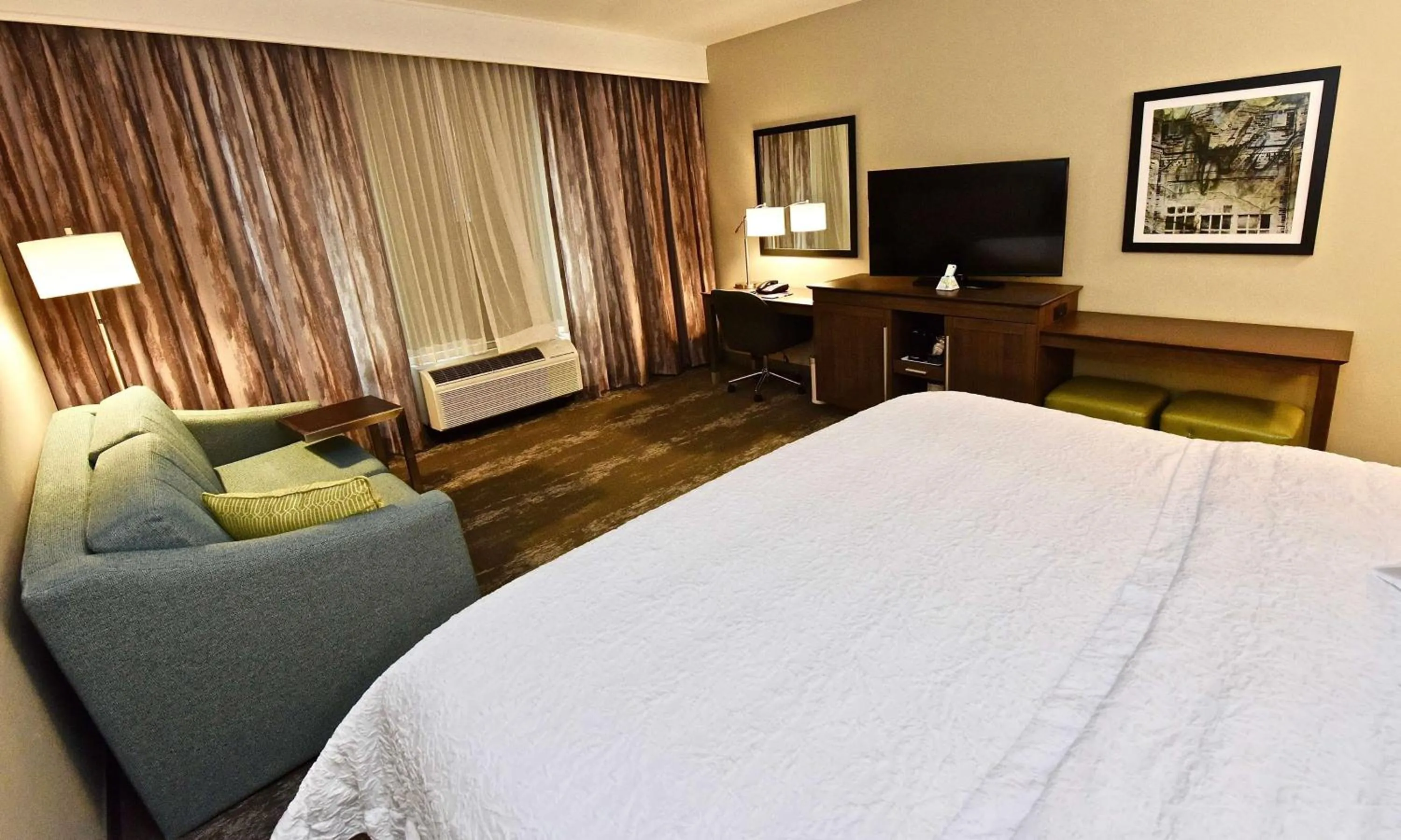 Bedroom, Bed in Hampton Inn By Hilton Kirksville MO