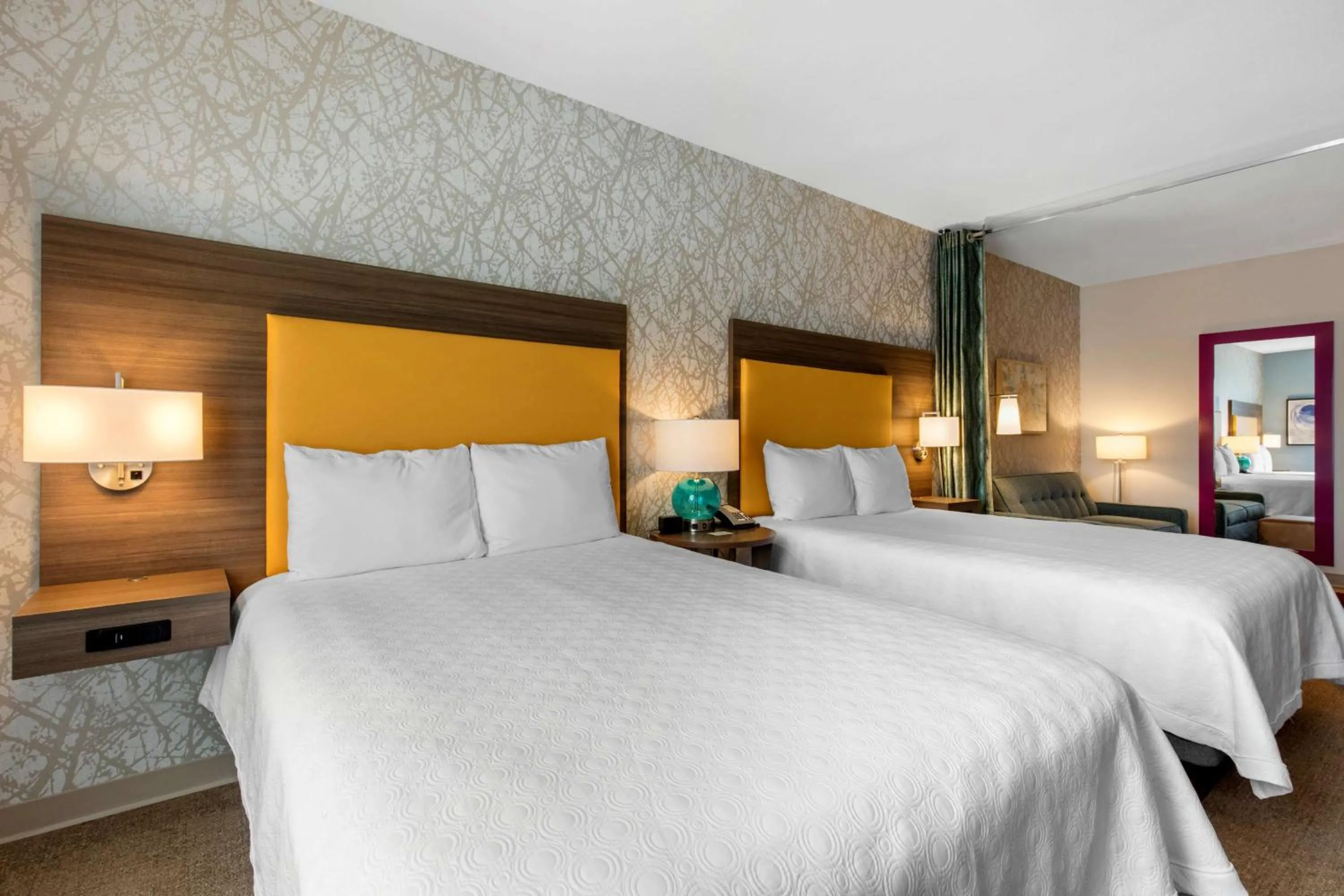 Living room, Bed in Home2 Suites By Hilton Olive Branch