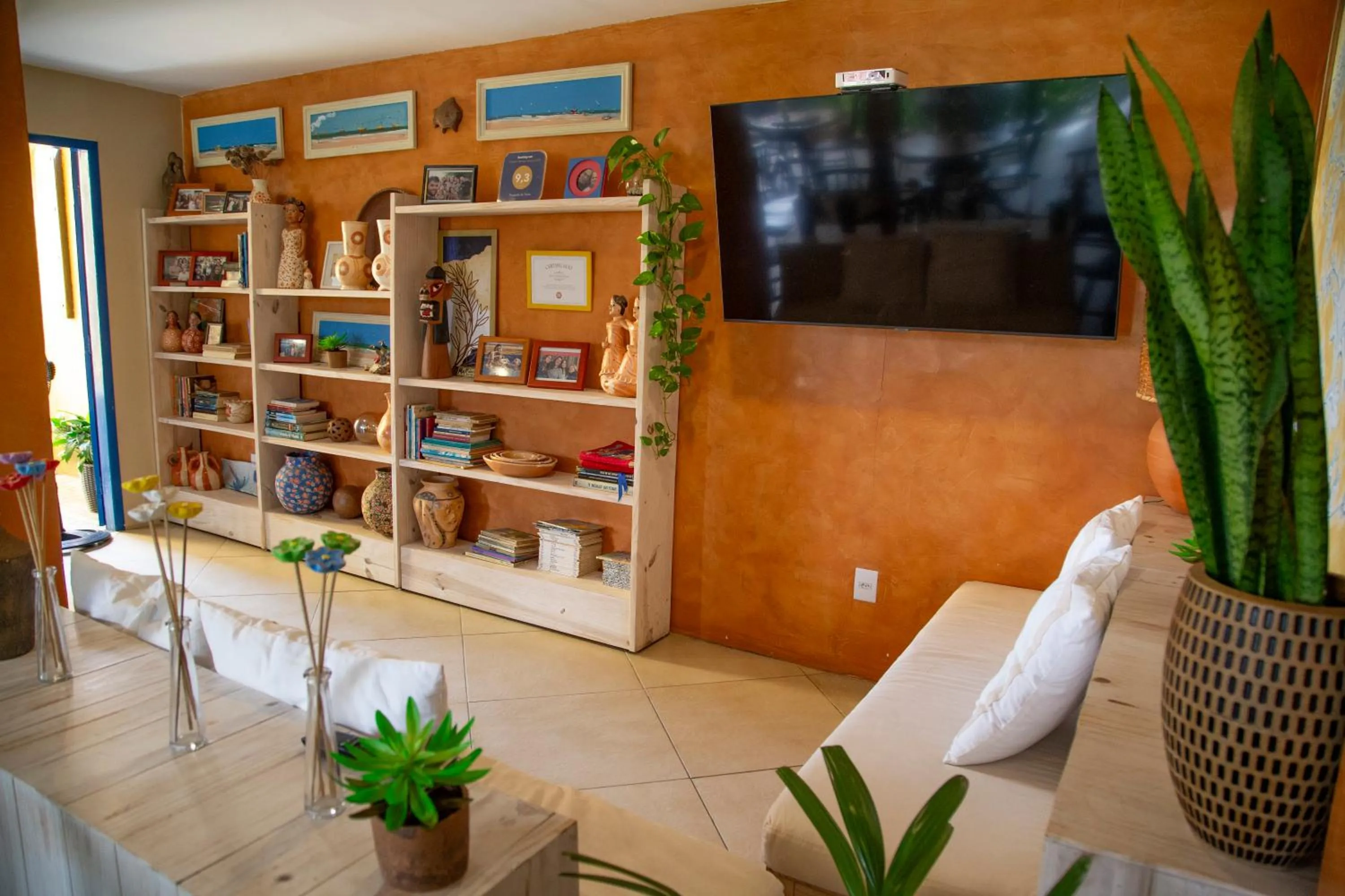 Communal lounge/ TV room in Pousada da Terra