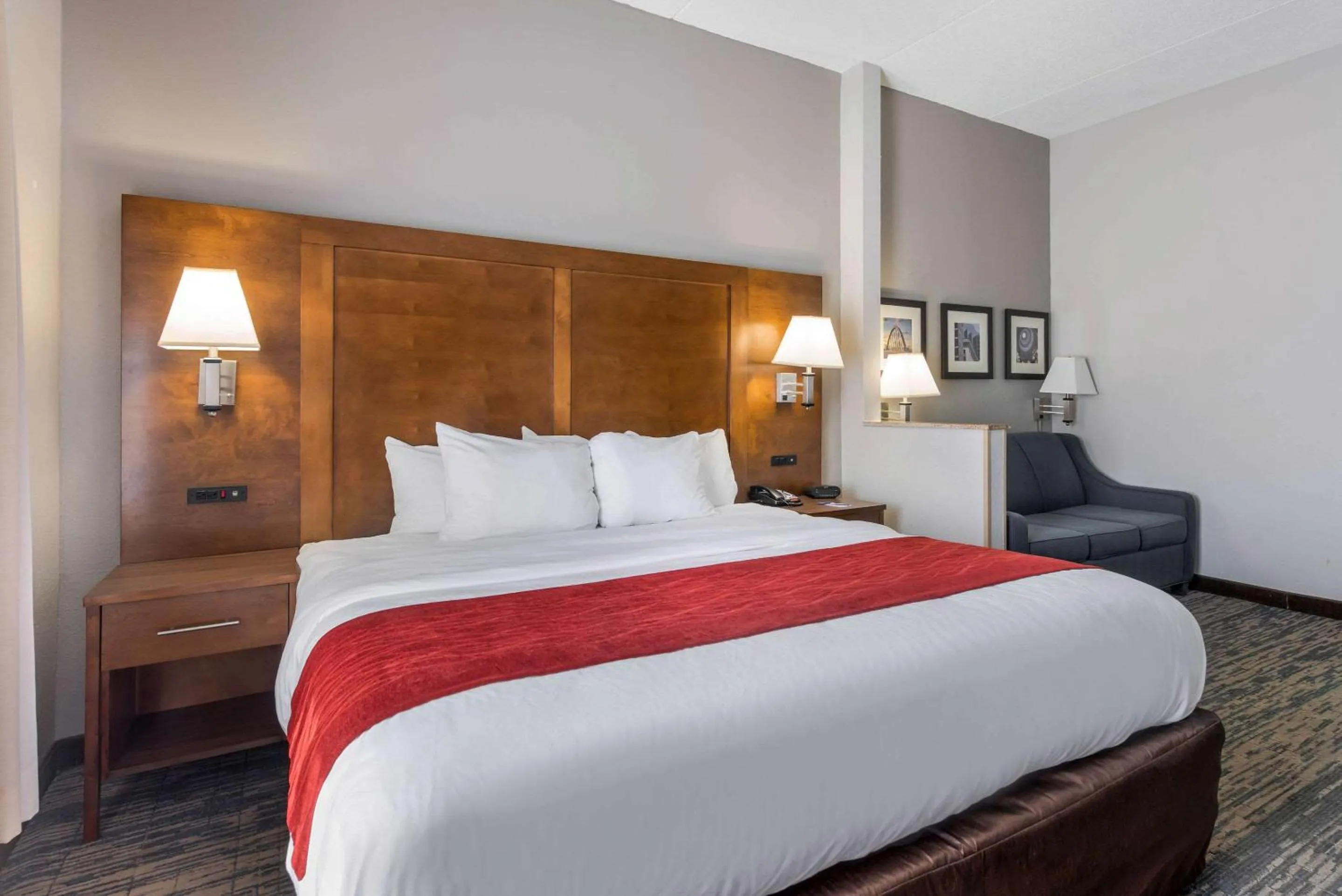 Photo of the whole room, Bed in Comfort Inn Grove City - Columbus South