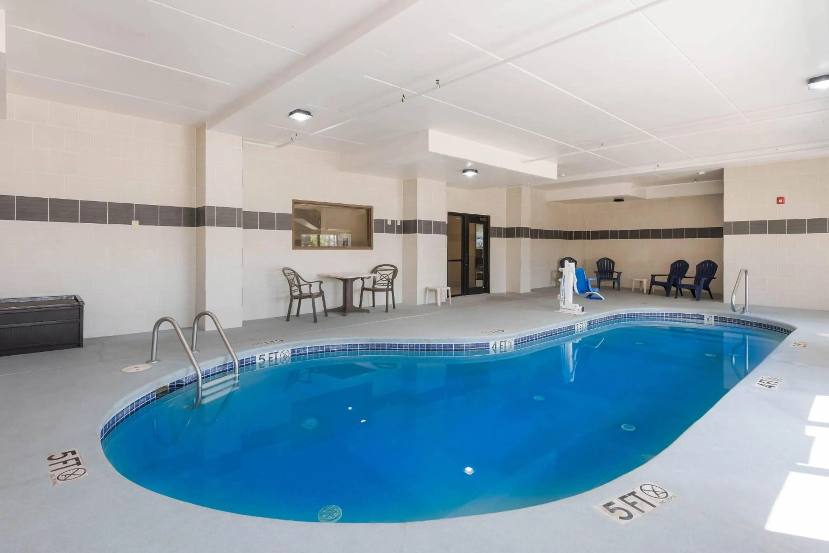 Swimming pool in Comfort Inn Grove City - Columbus South
