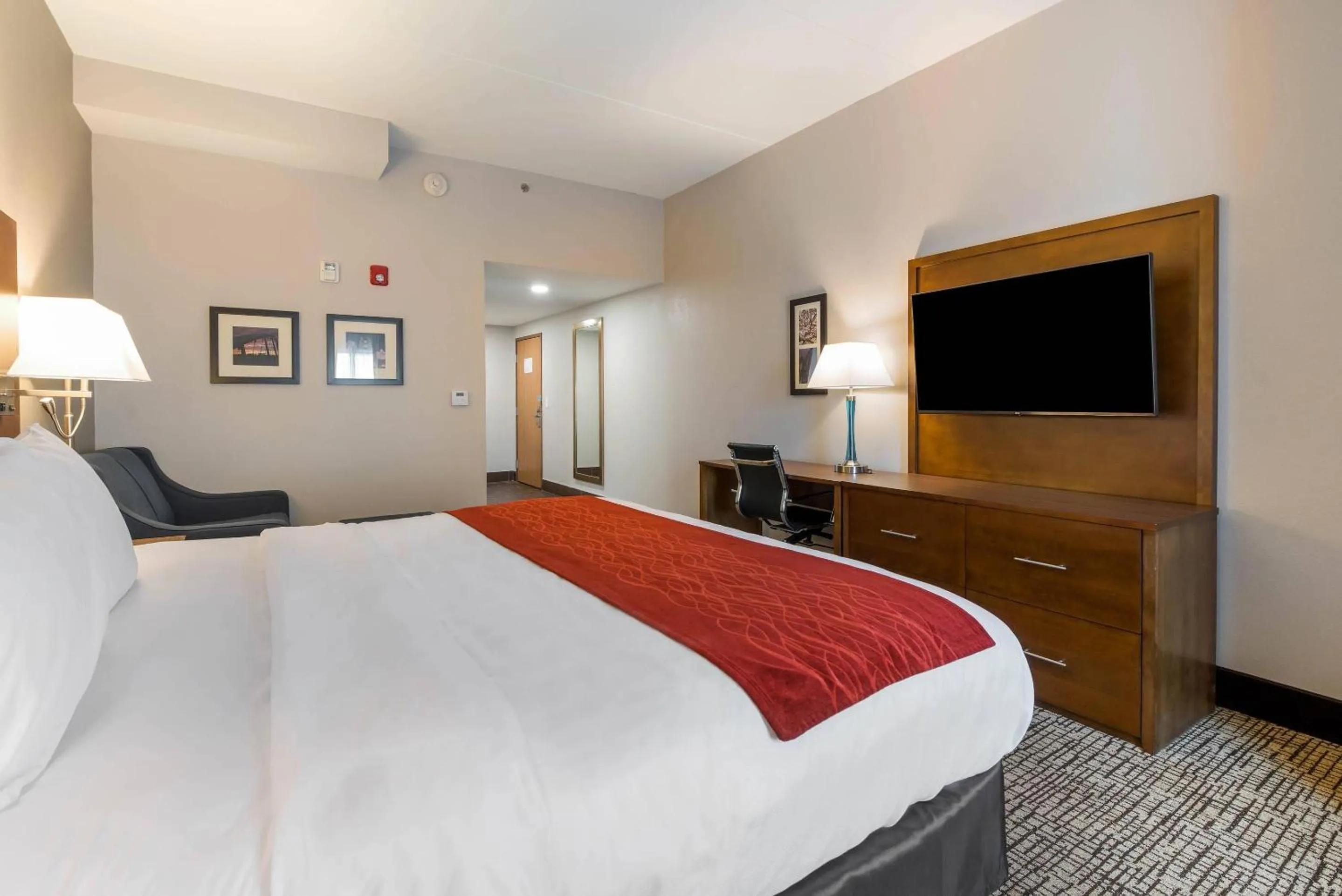 Bedroom, Bed in Comfort Inn Grove City - Columbus South