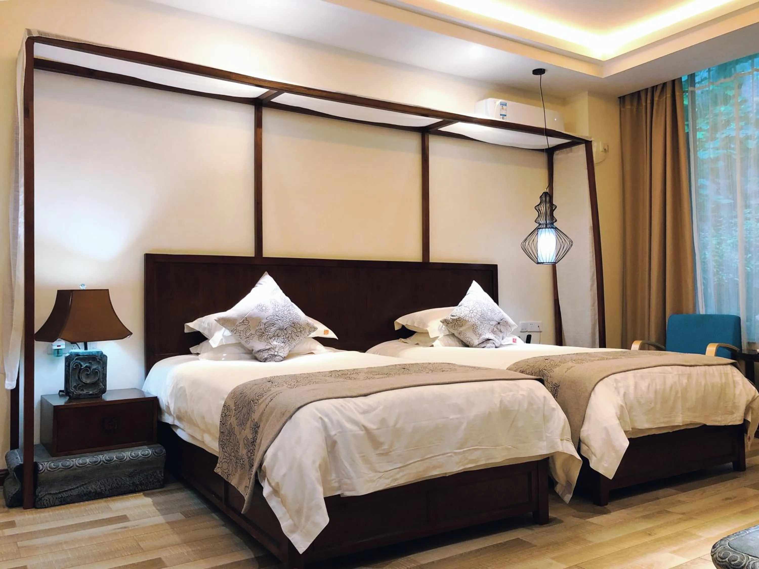 Photo of the whole room, Bed in Guilin Crystal Crescent Moon Hotel
