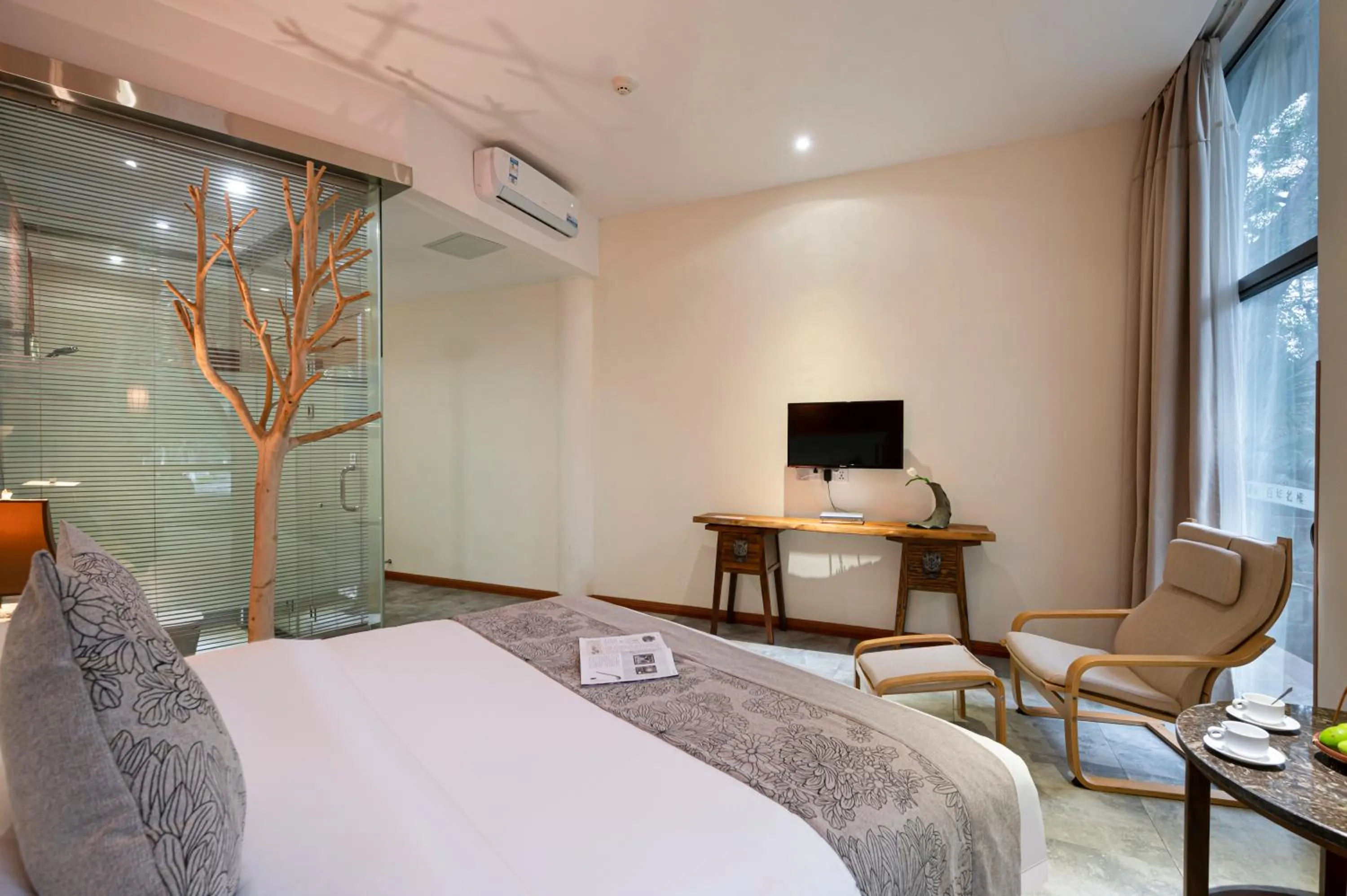 Bed in Guilin Crystal Crescent Moon Hotel