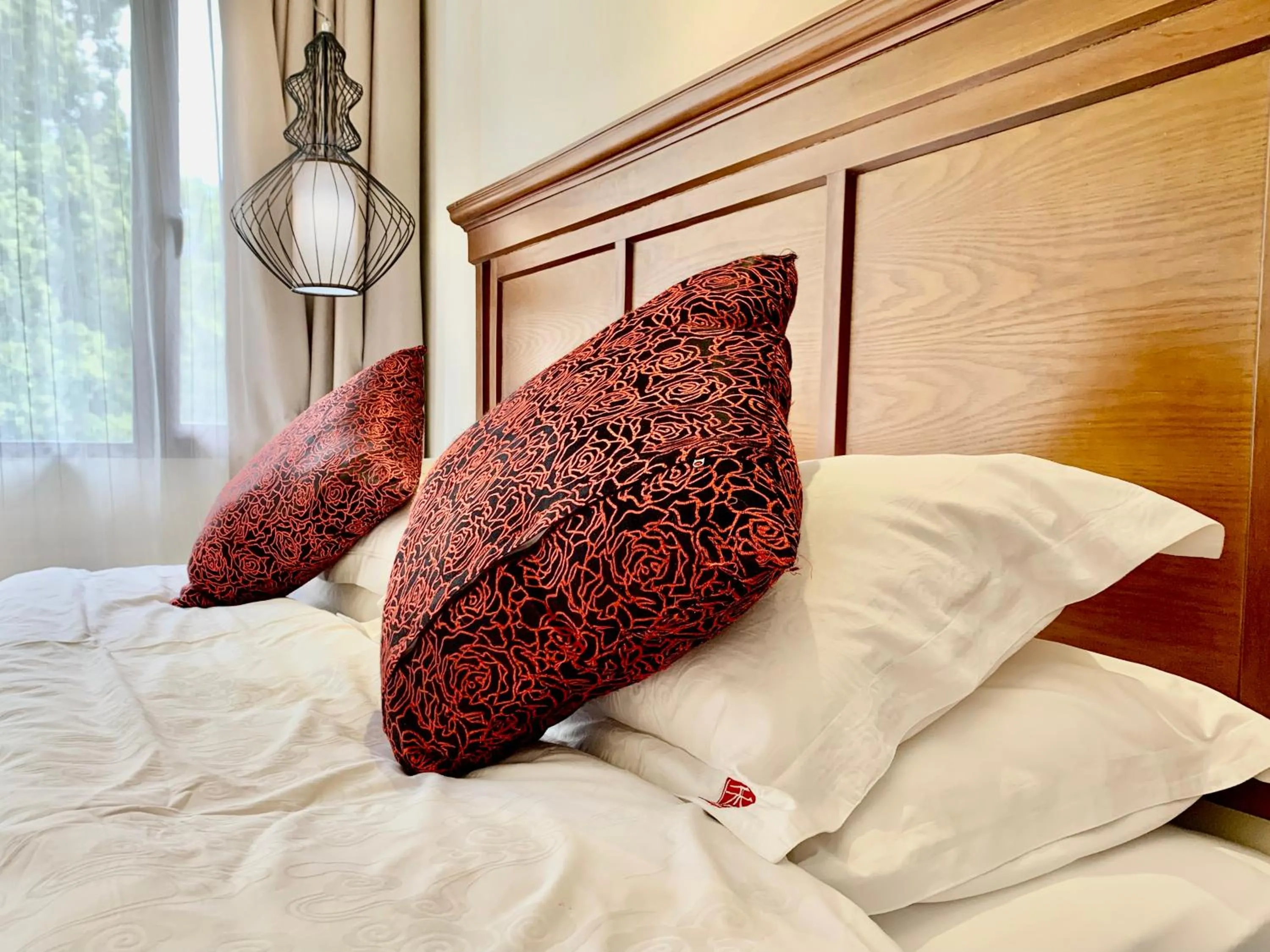 Bed in Guilin Crystal Crescent Moon Hotel